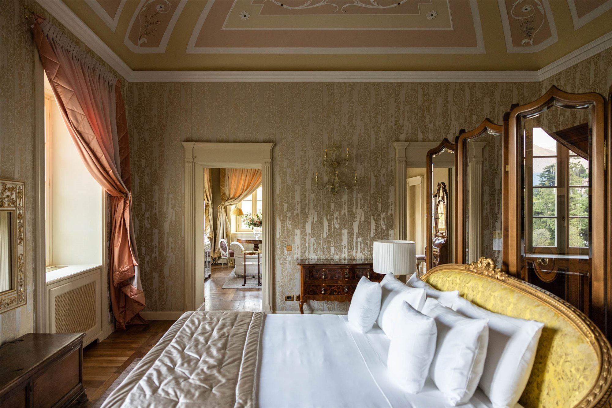dormitorio de hotel elegante dorado y amarillo con techo abovedado