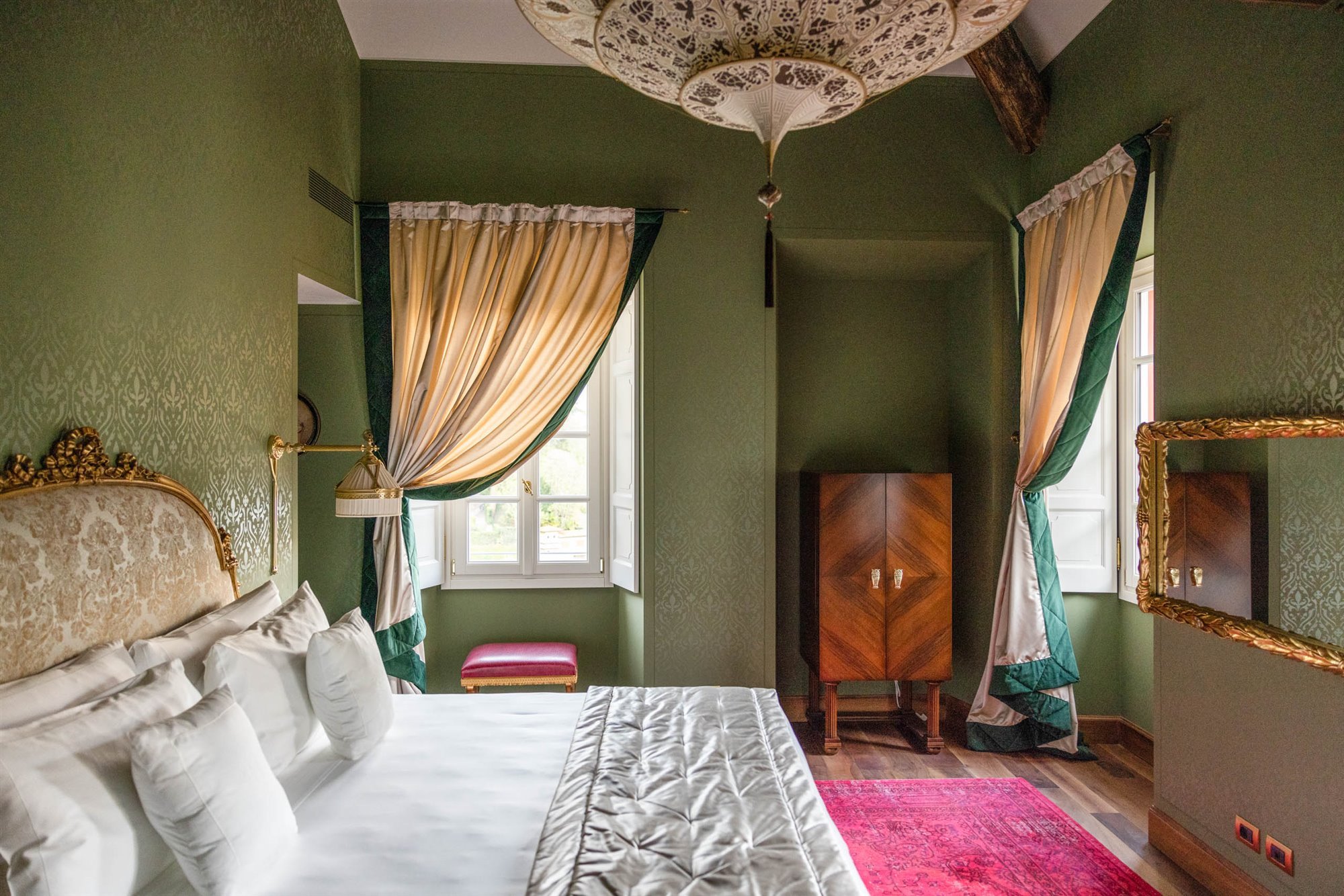 dormitorio de hotel verde con dorado