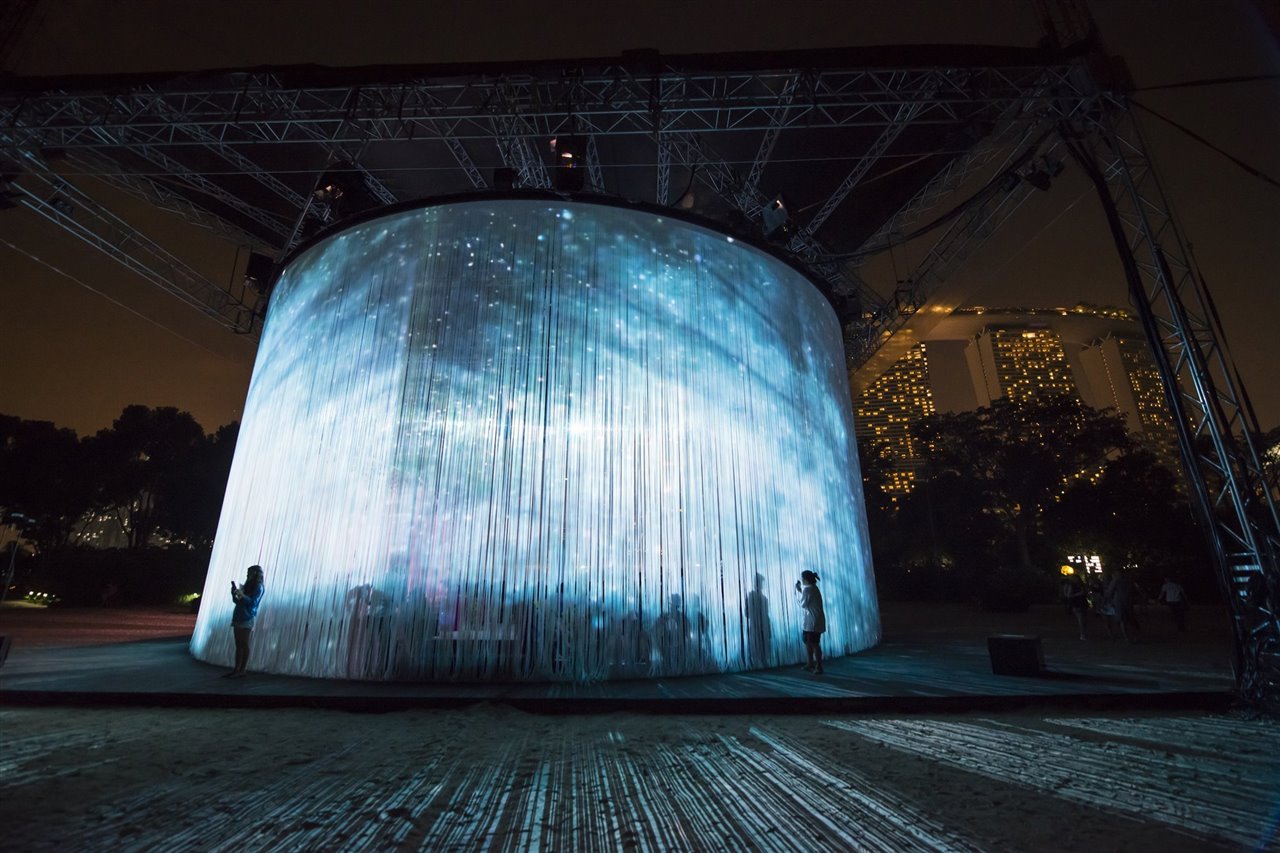 En la cortina se pueden ver proyecciones de artistas como Mat Collishaw, Mariscal o Greenaway & Greenaway, entre otros. 