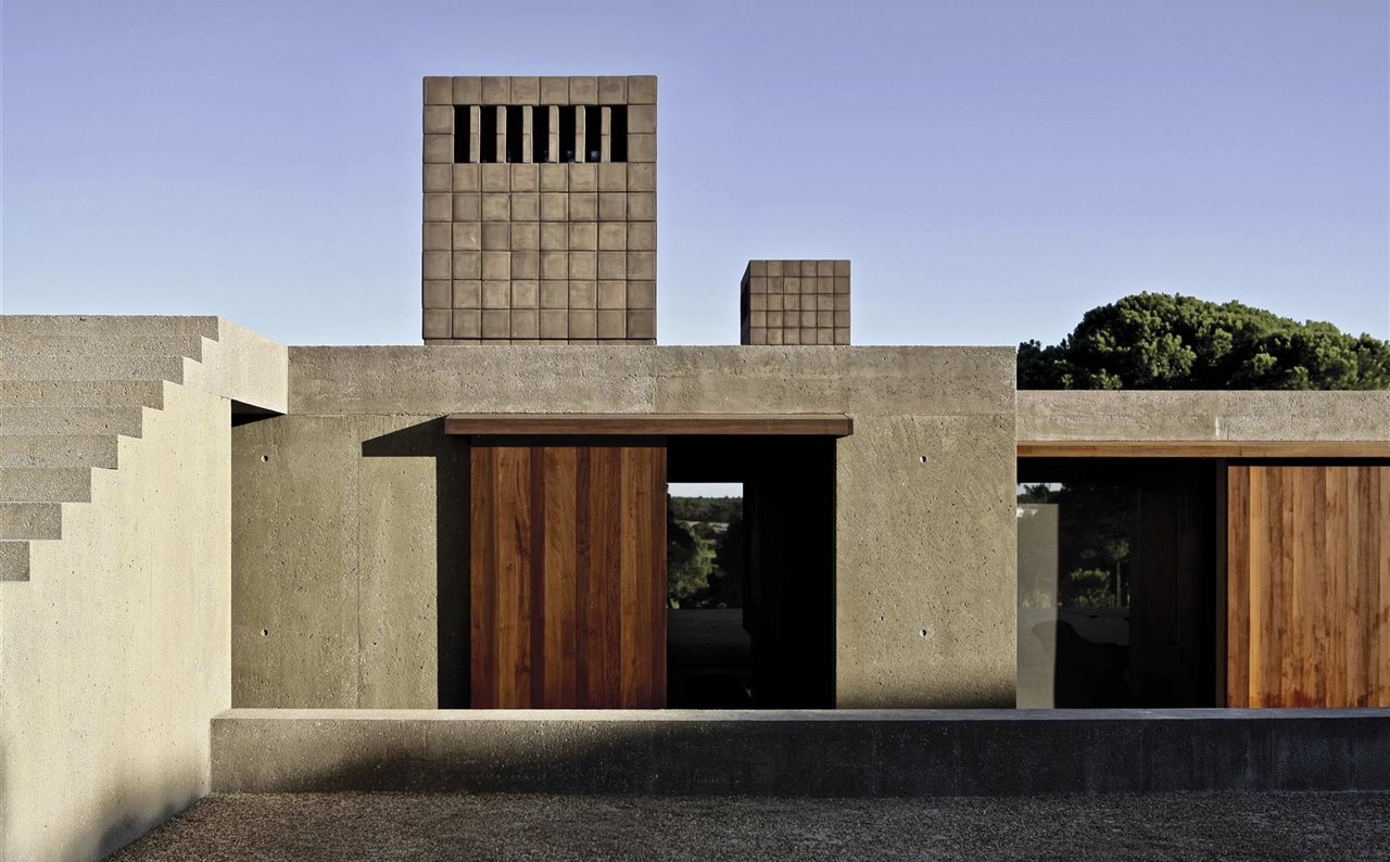 Fachada principal de Casa M, la residencia de vacaciones que Vincent Van Duysen se ha construido para sí mismo en Comporta, Portugal, y donde resume todos sus principios vitales y estéticos: precisión, contención, limpieza y una austeridad visual que no sacrifica el confort.