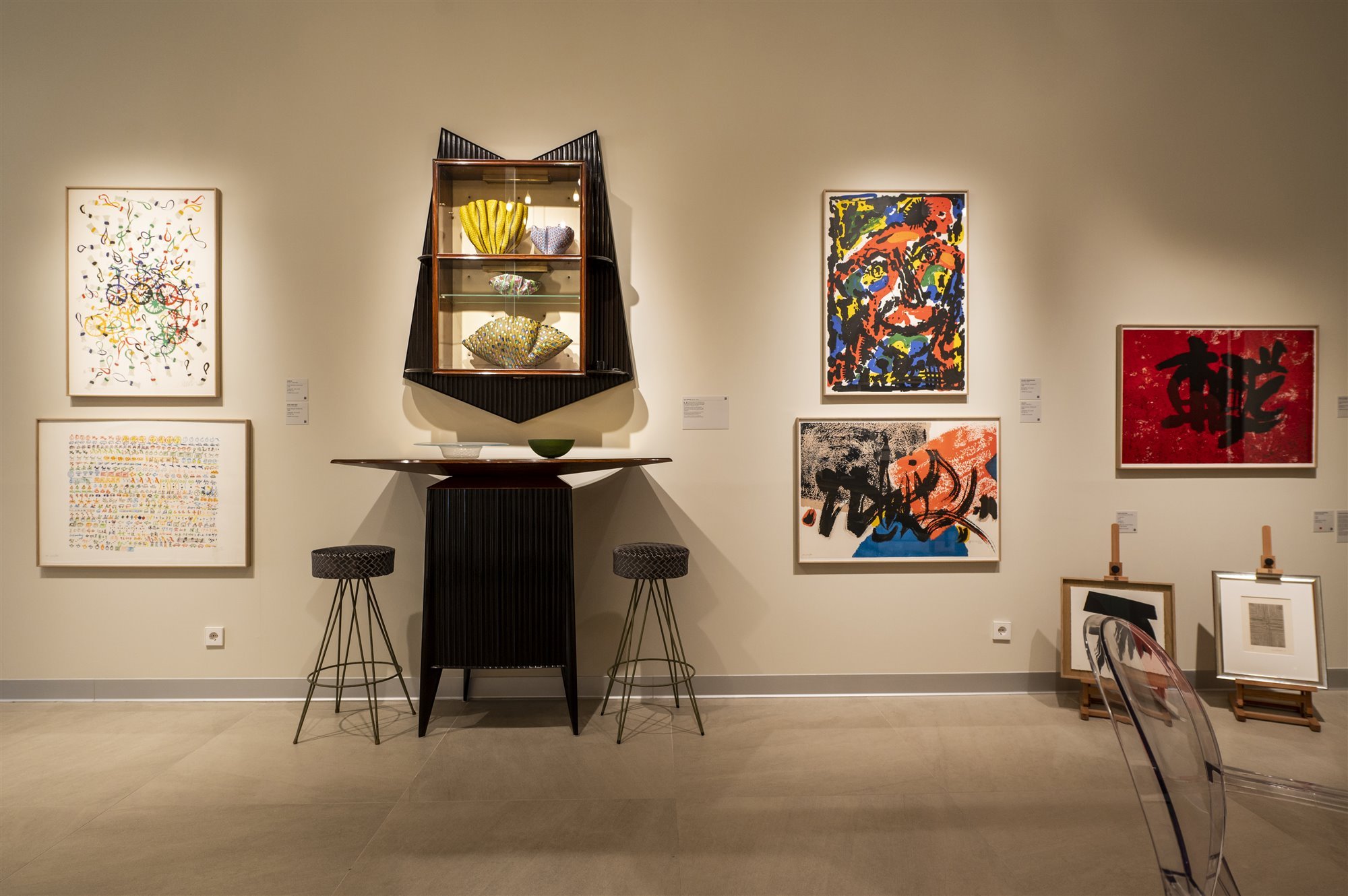 Galería Guntrian cuadros y mesa