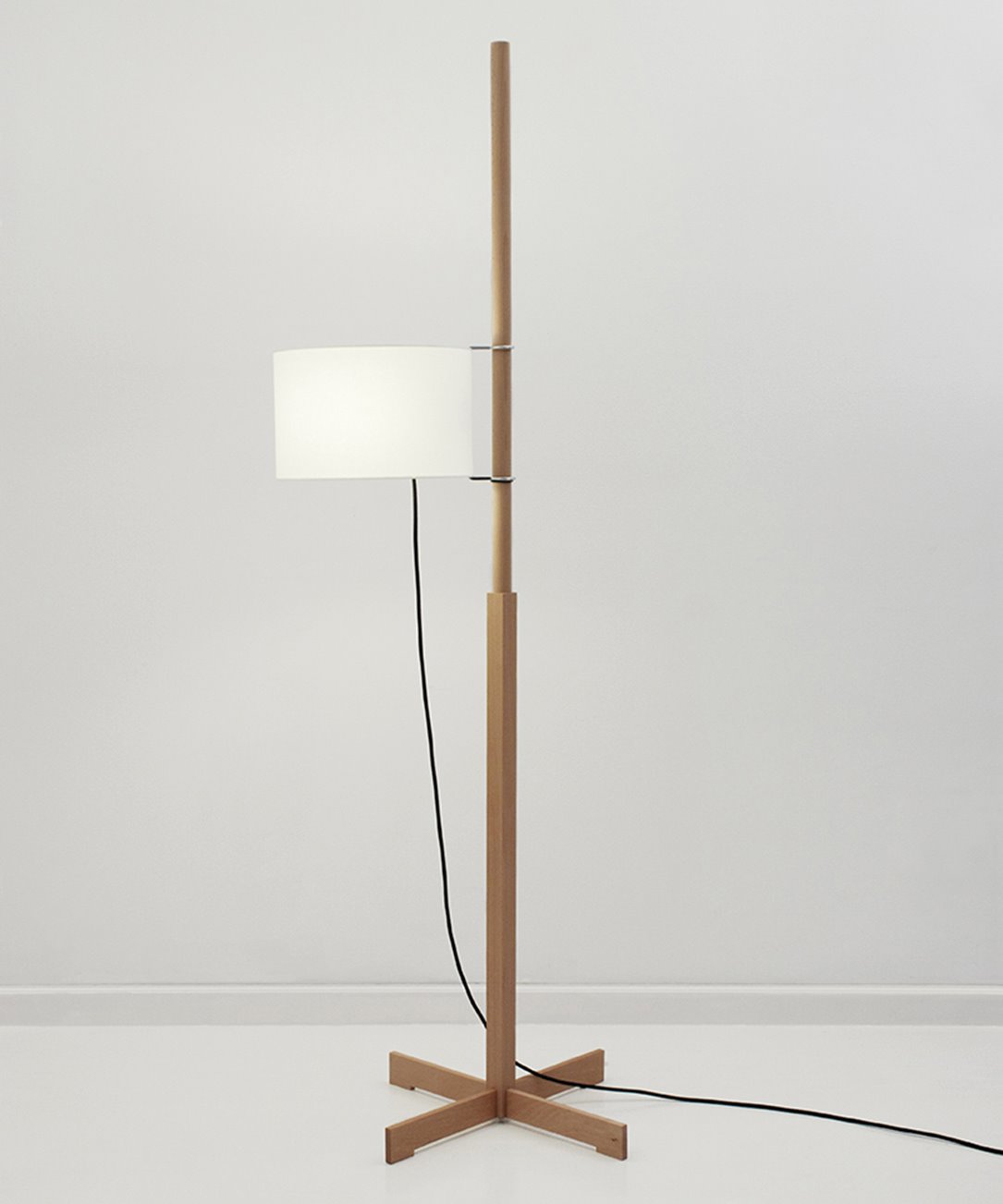 lámpara de pie de madera y pantalla blanca móvil