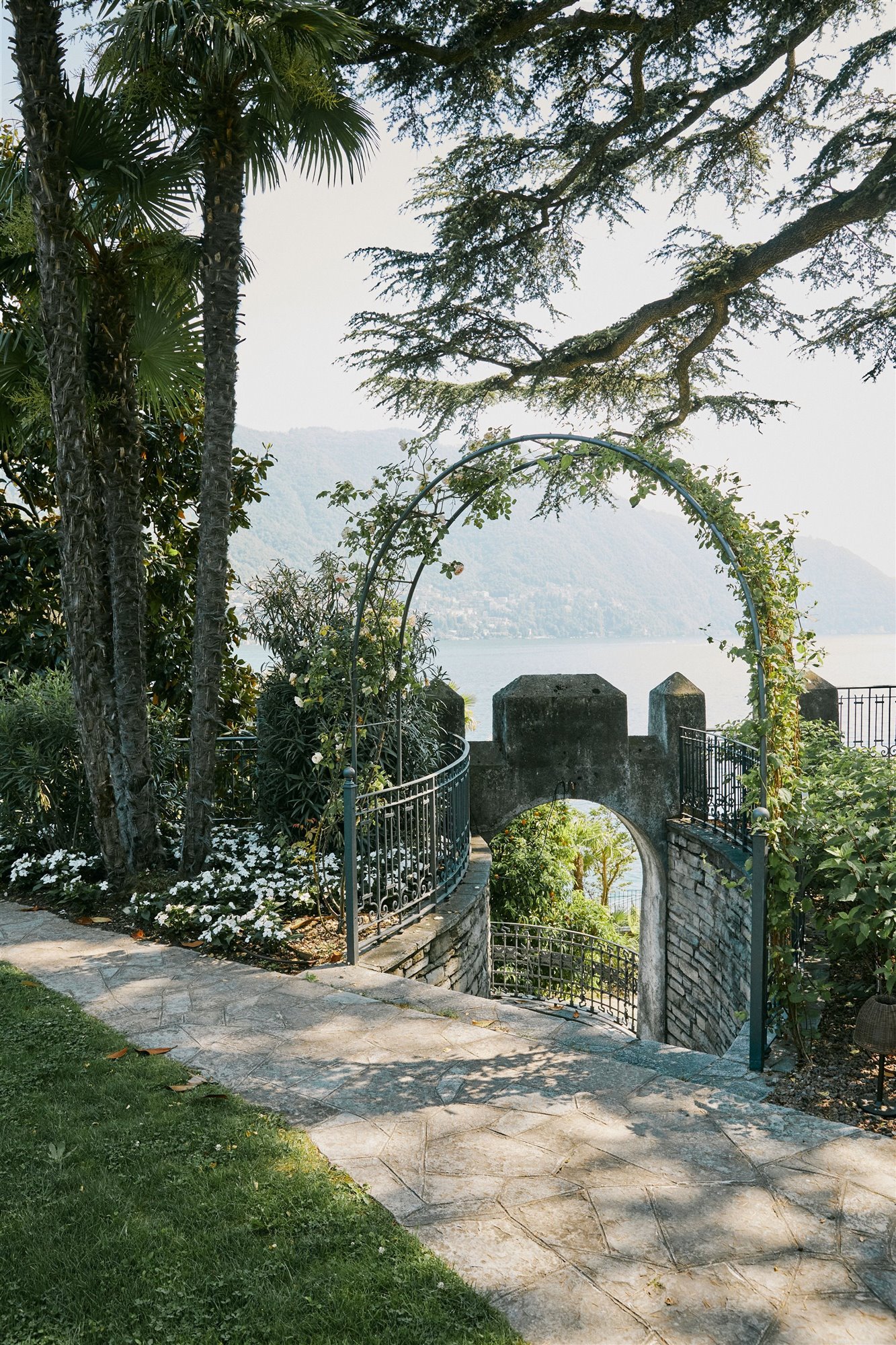 paseo de piedra con arco y vistas al mar