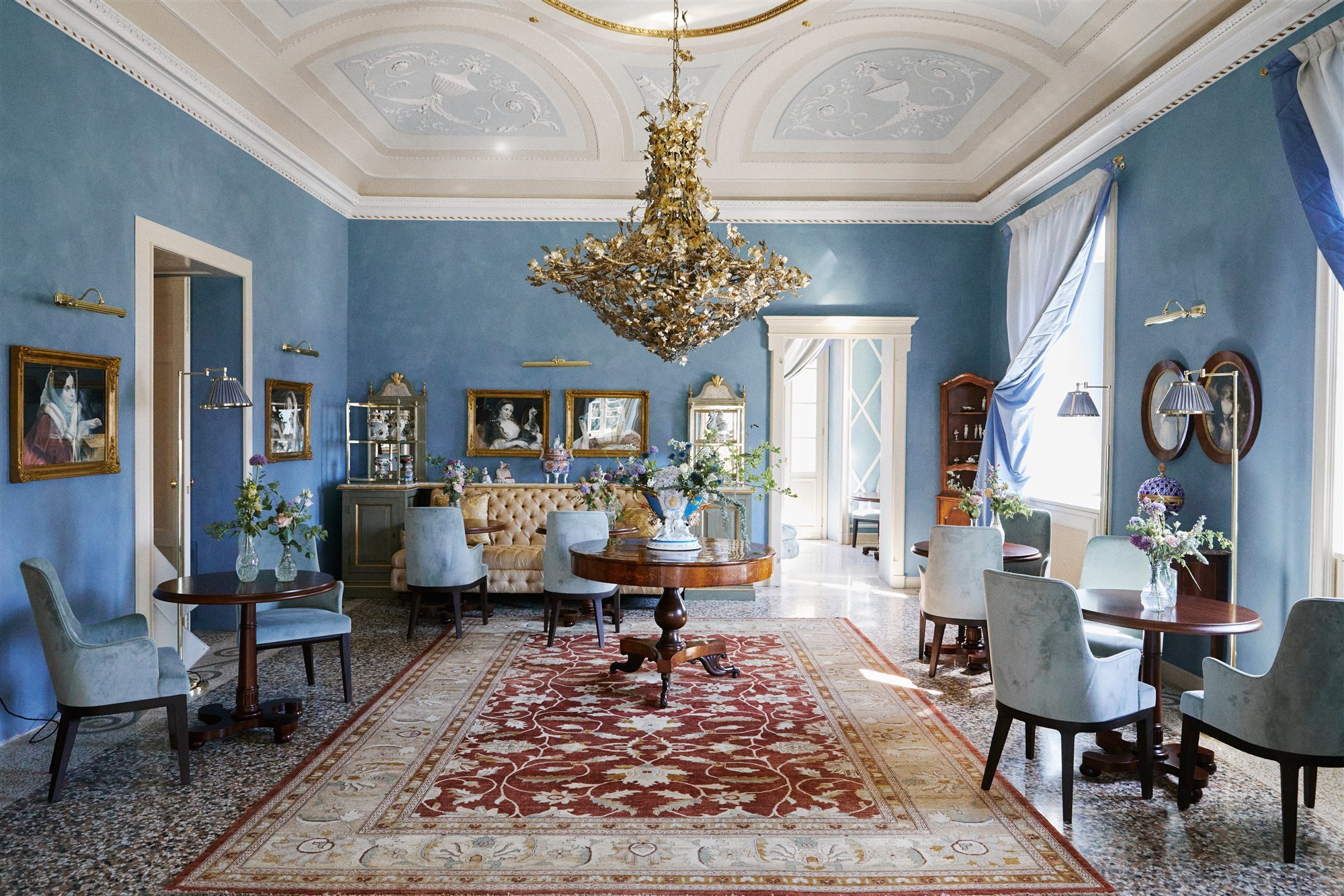 salón azul elegante con lámpara dorada