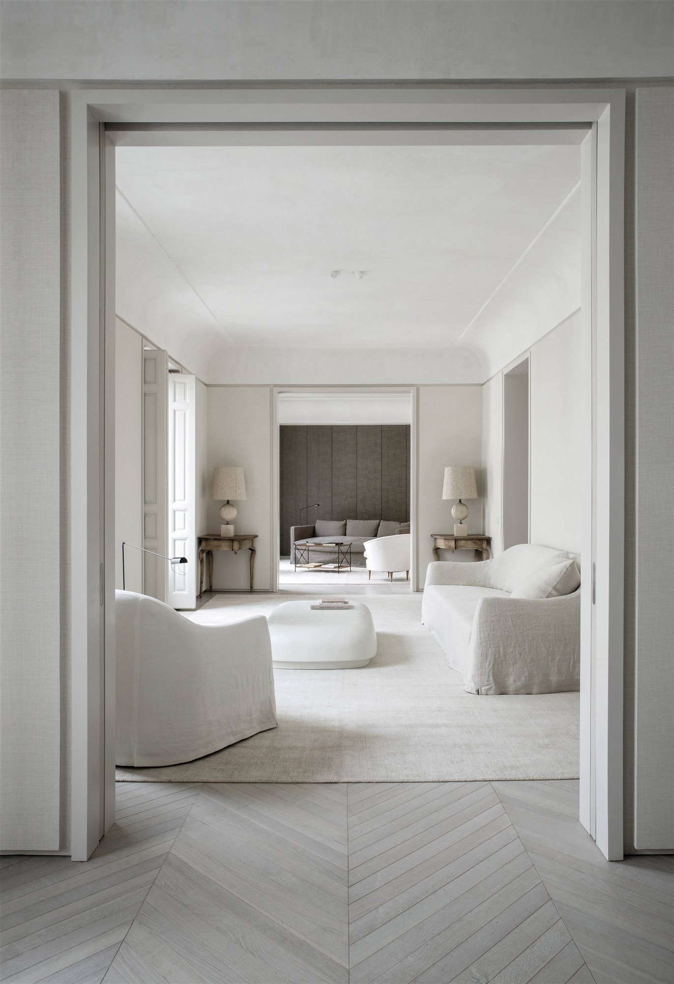 salón blanco sofá butaca mesa de café y balcón