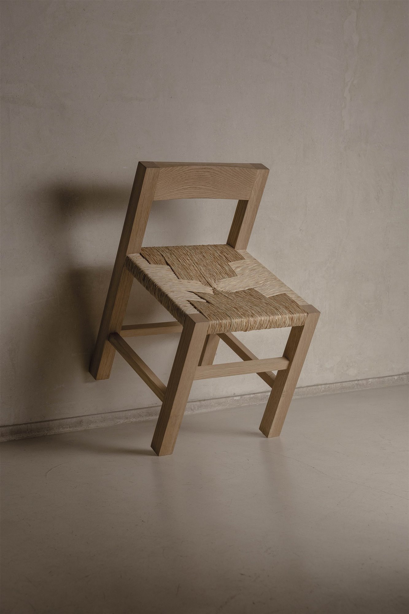 silla P de madera y mimbre