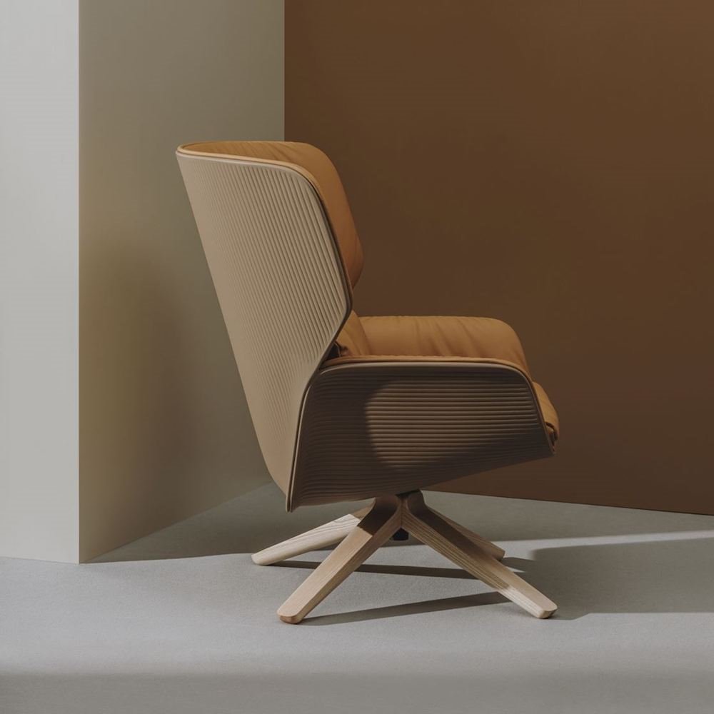 Butaca Nuez Lounge BIO®, de Patricia Urquiola, fabricada con bioplástico, una materia prima renovable de origen natural sin contenido de carbono.