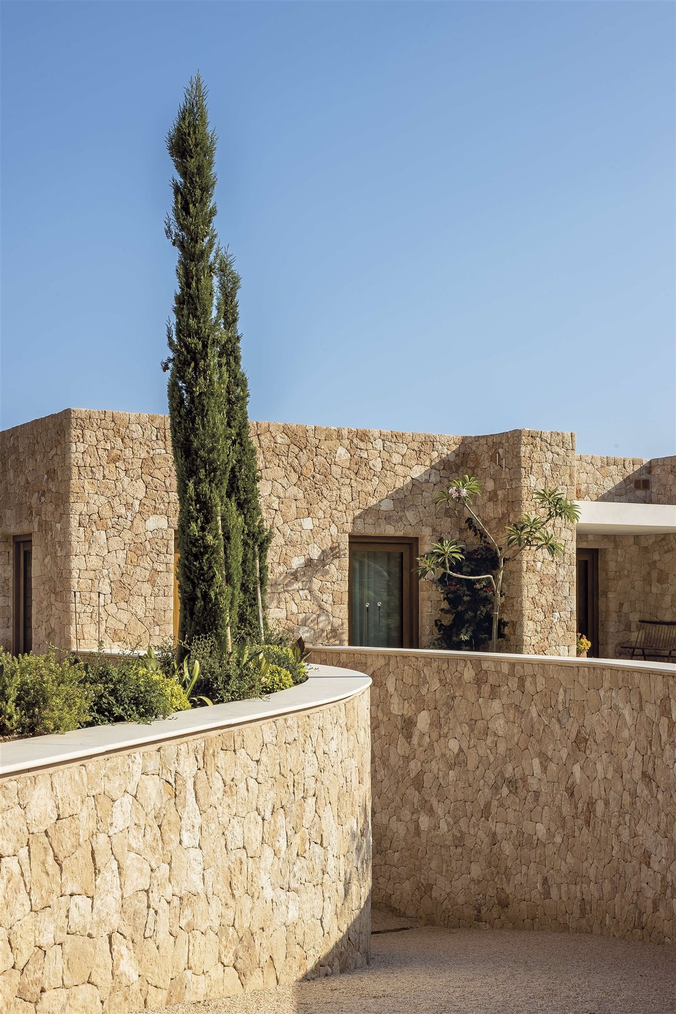 casa tradicional Ibiza fachada empedrada vegetación