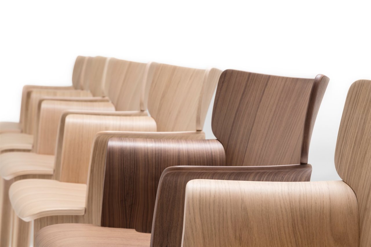La colección Adela Rex, de Philippe Starck, apuesta por la madera de crecimiento lento, procedente de bosques reforestados de explotación propia.