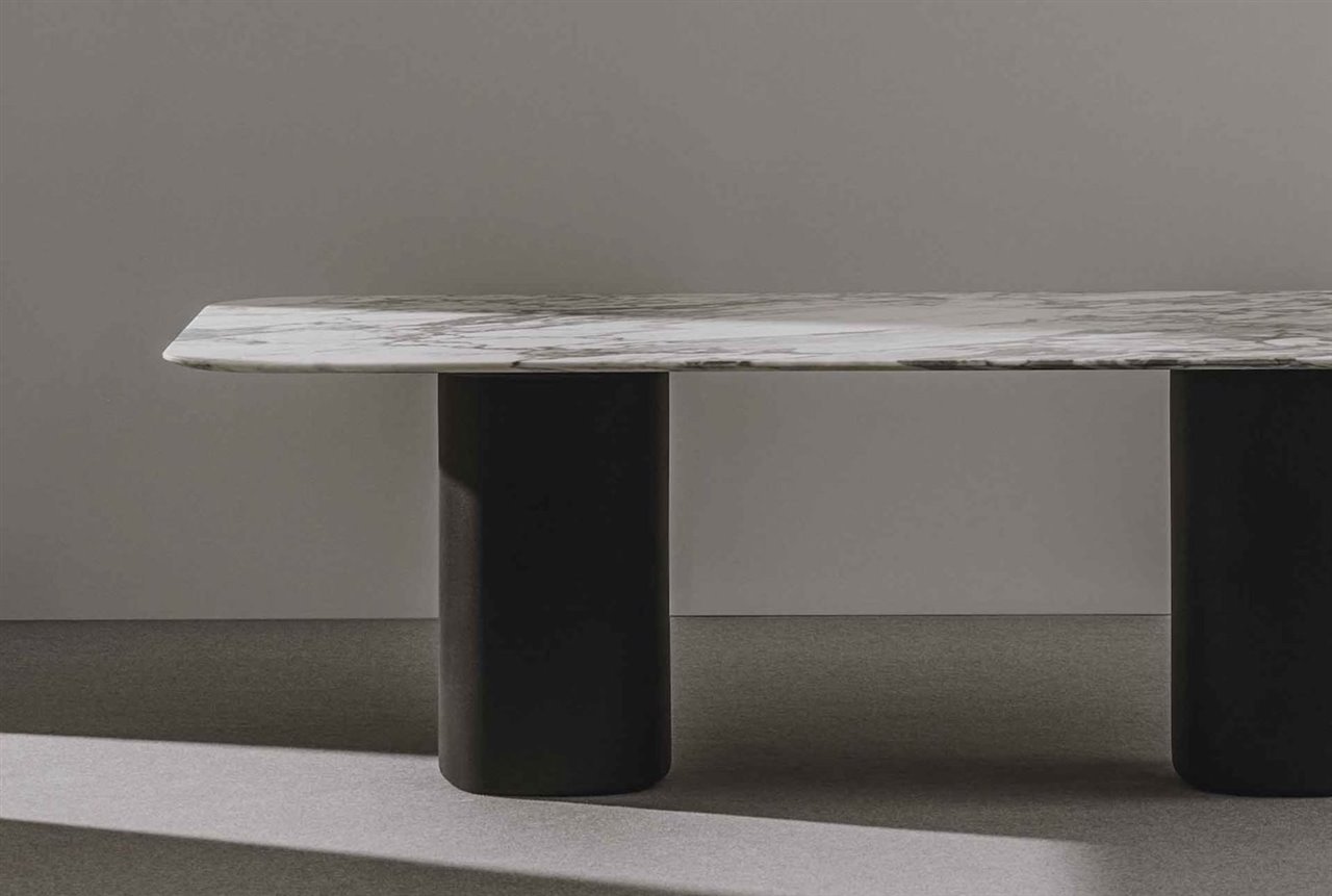 La base de la mesa Solid Conference, diseño de Estudio Andreu, está fabricada con polietileno Pure ECO®.