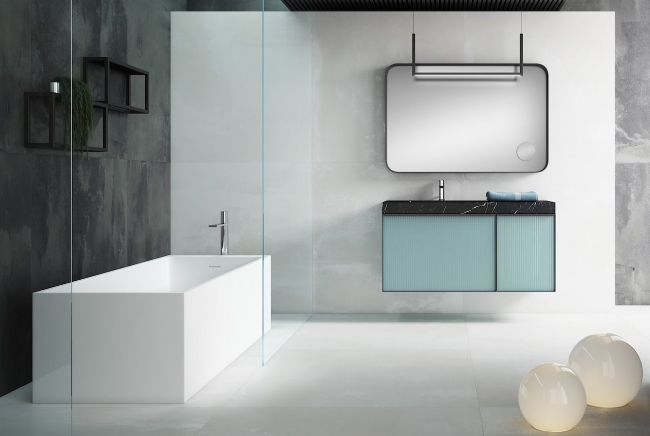 Mueble de la colección Play con frontal texturado Glass, encimera integrada con faldón Negro Marquina, espejo Metalsquare con espejo de aumento móvil y luz decorativa Ledarc.