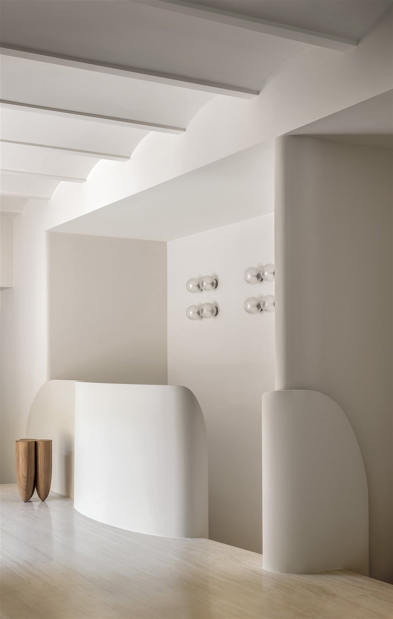 pasillo blanco con escaleras