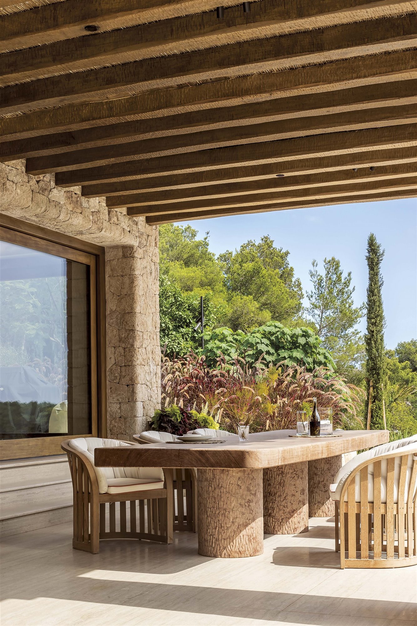 porche cenador mediterráneo con mesa de comedor rectangular de madera
