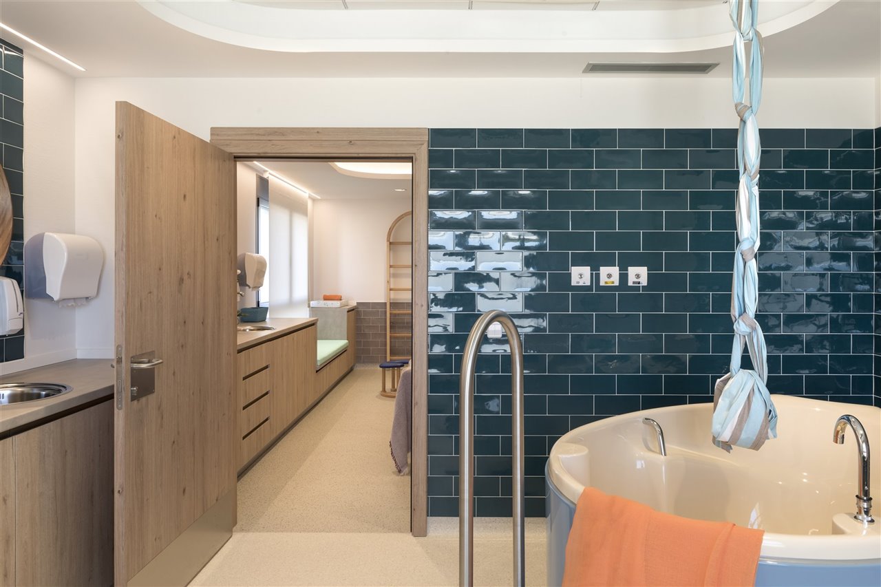 Sala con bañera obstétrica del Hospital Universitario Punta de Europa.