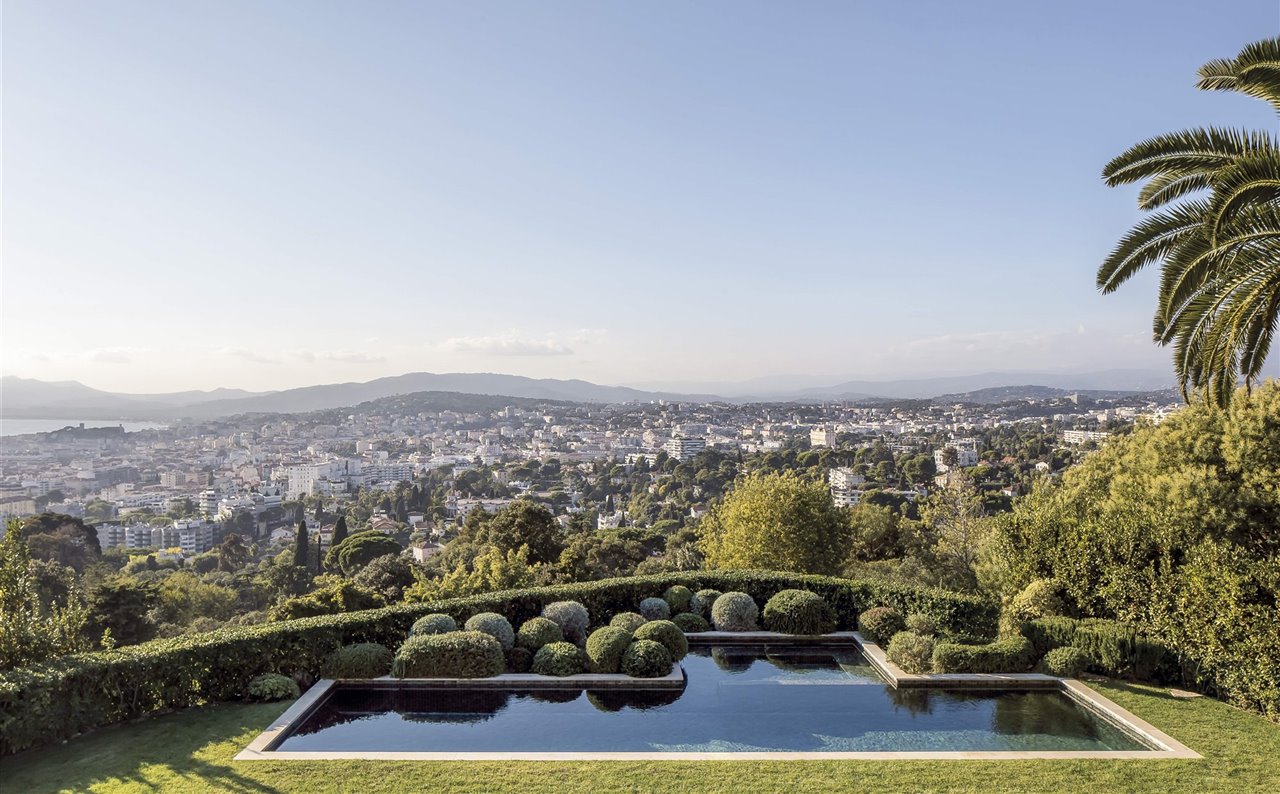 La piscina, como el resto de la arquitectura de la casa, está integrada en el paisaje y se adapta a la topografía inclinada del terreno. Replica los tradicionales restanques (jardines escalonados) del sur de Francia, que van revelando la vivienda nivel a nivel