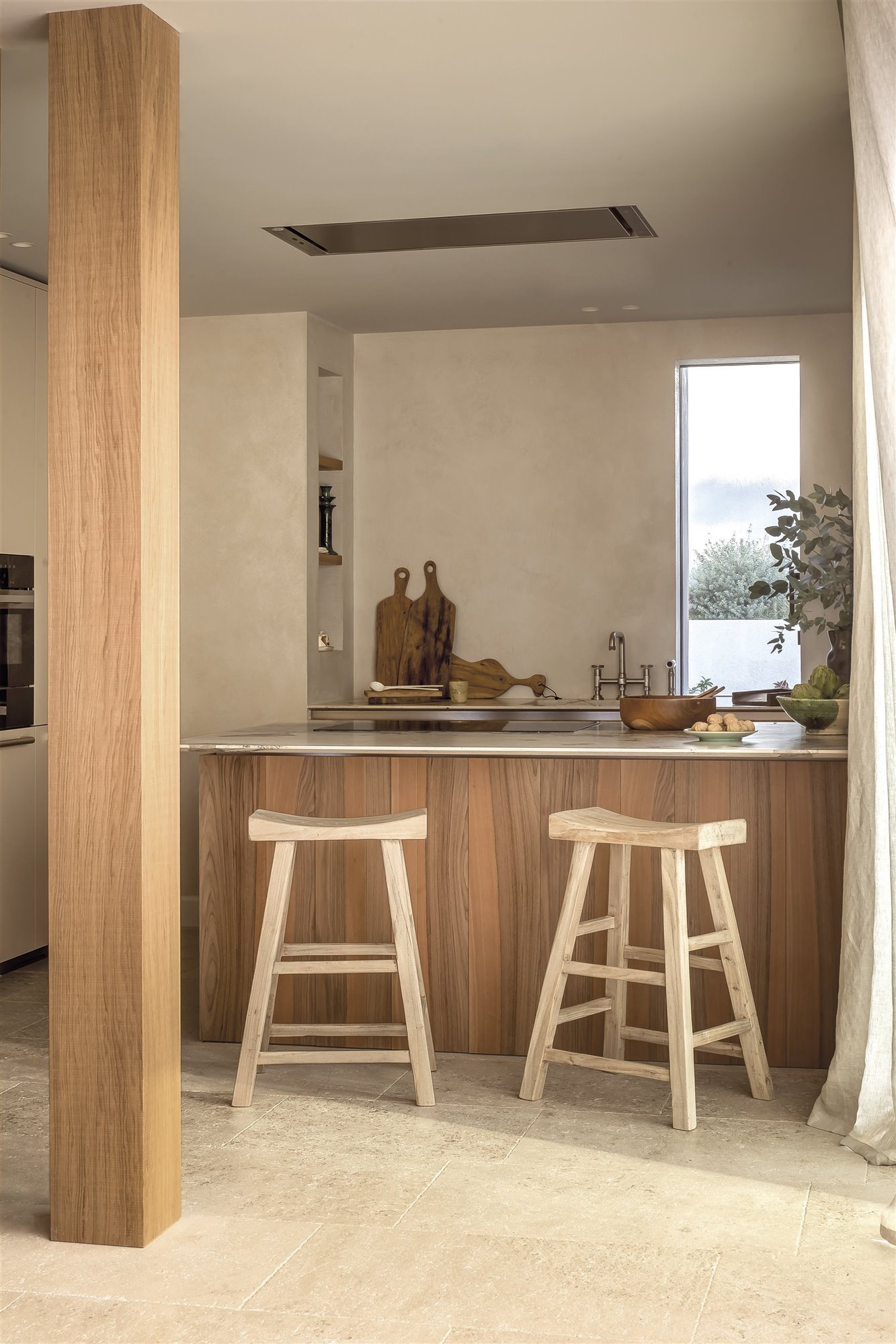 cocina provenzal rústica con isla y taburetes de madera