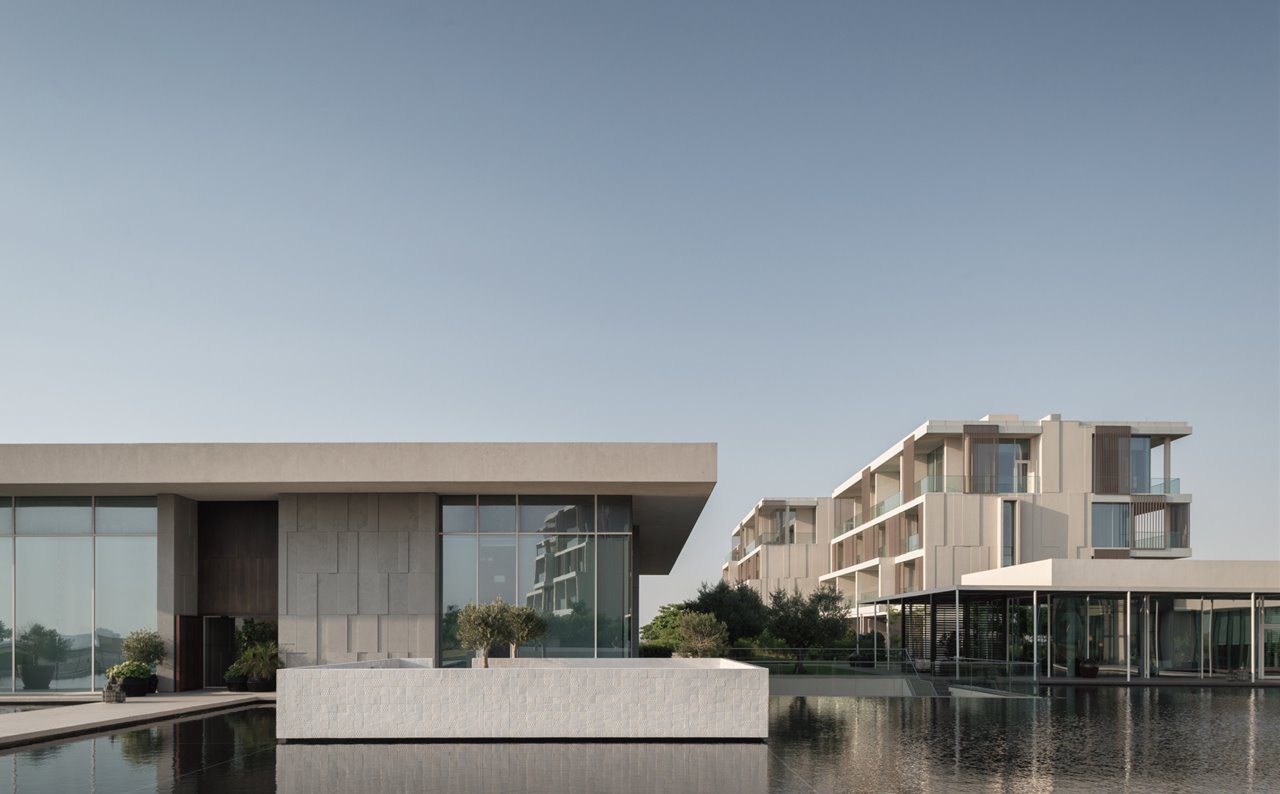 El resort se distribuye en tres macroplataformas paralelas al océano.