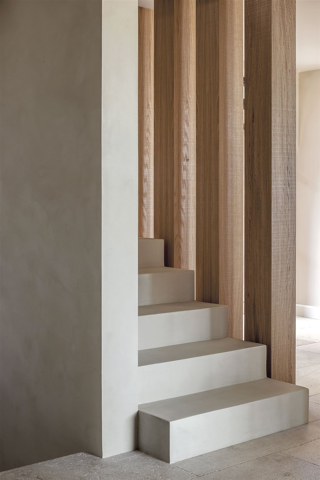 escaleras blancas con vigas de madera