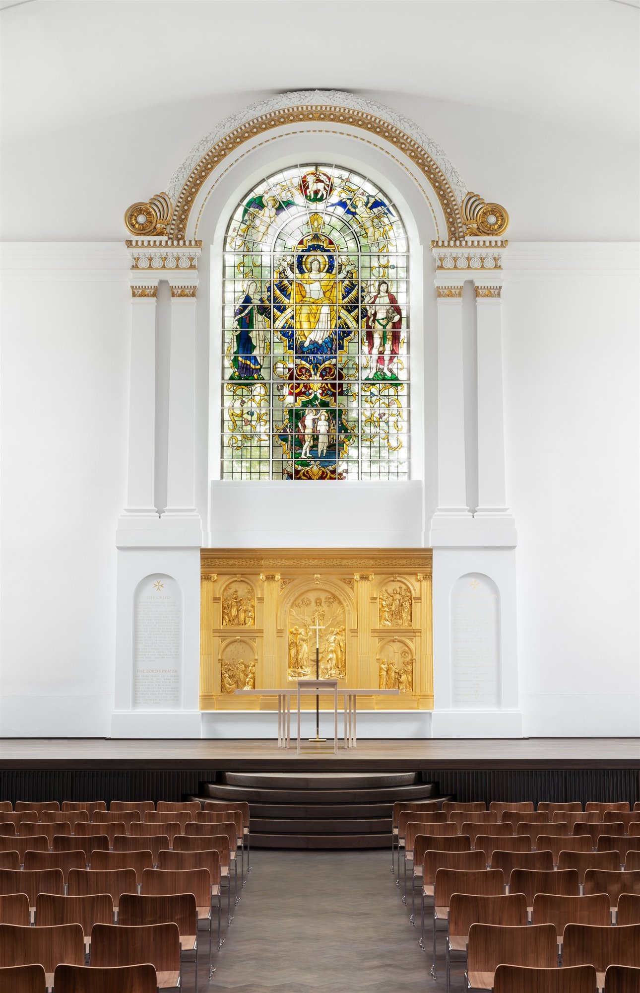 iglesia St John de Hackney Londres altar dorado, vidriera colorida y atril de madera