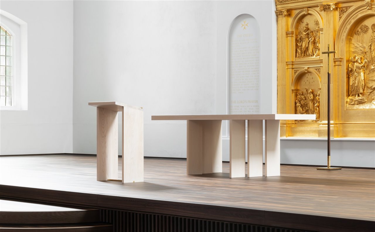 Con su atril de madera clara, el altar de la parroquia ha crecido en tamaño con la idea de albergar un amplio rango de actividades culturales y creativas