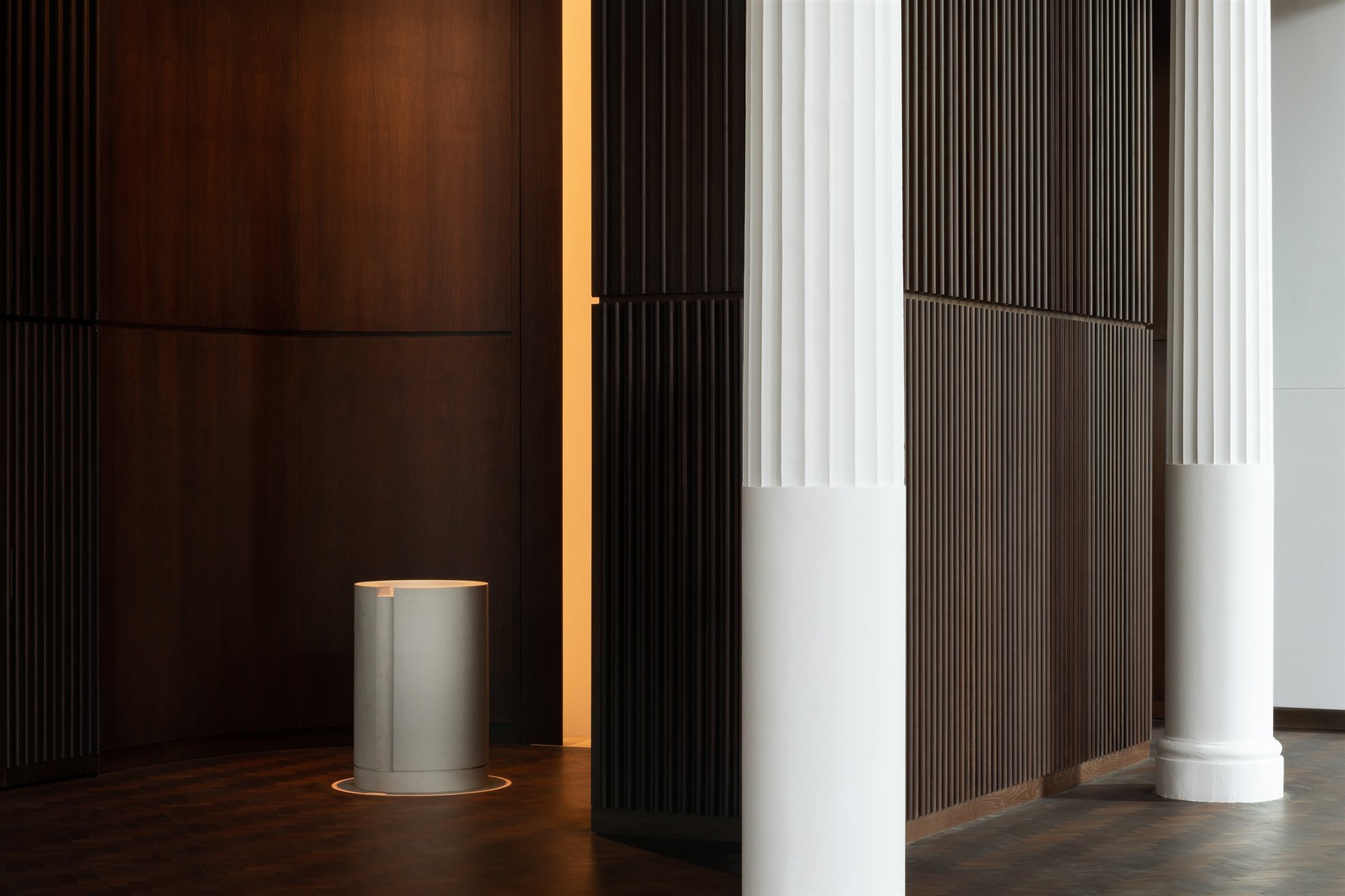 iglesia St John de Hackney Londres con fuente minimalista, columna y paredes de madera