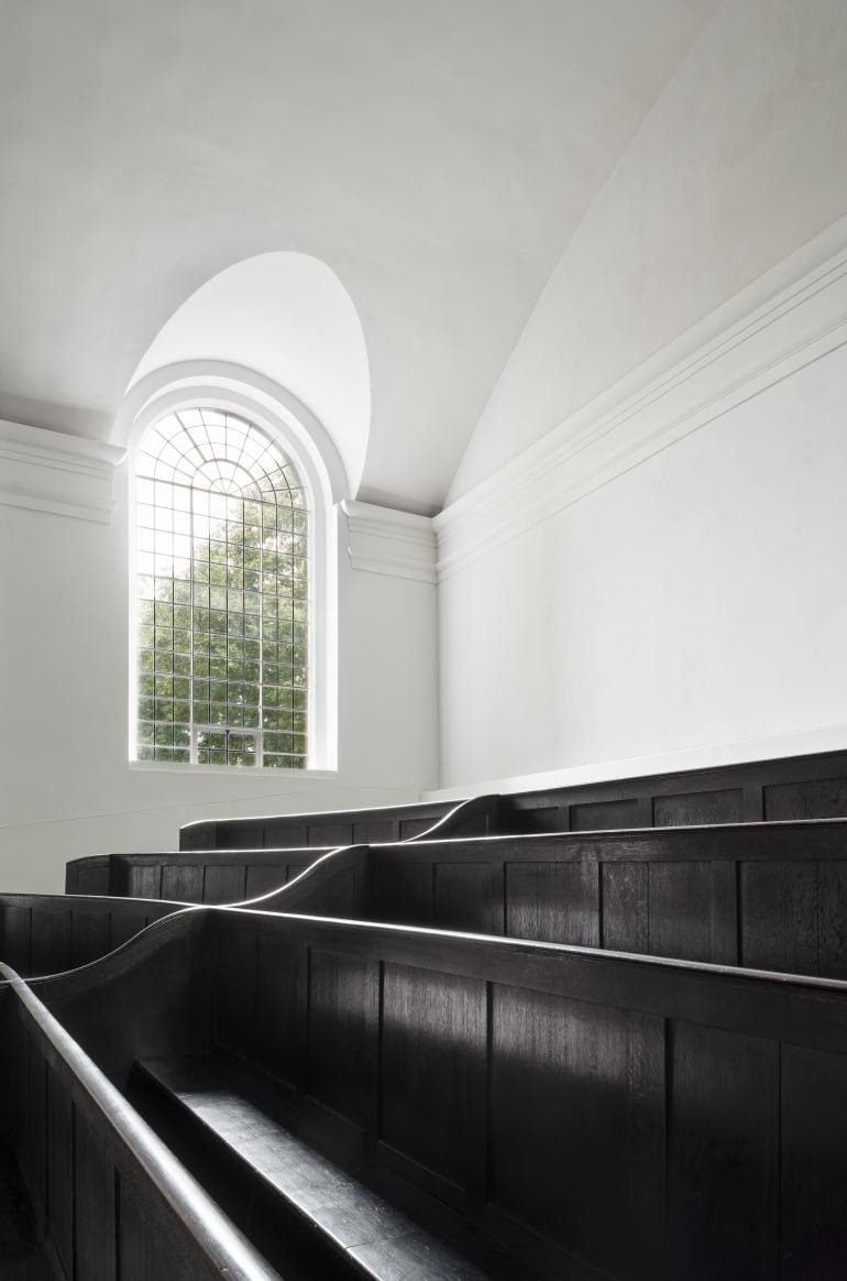 iglesia St John de Hackney Londres ventana y bancos de madera