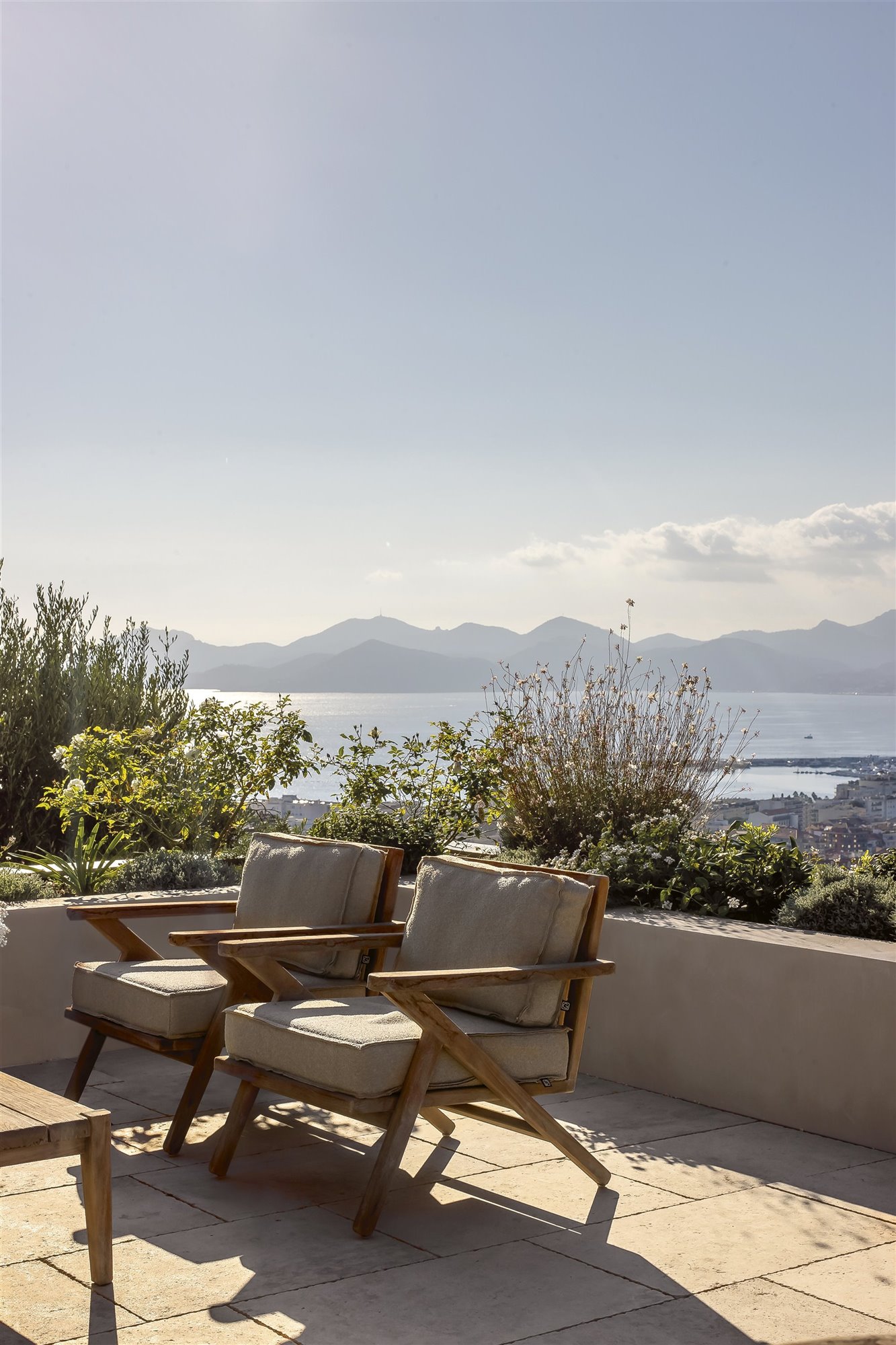 terraza con butacas y vistas al mar