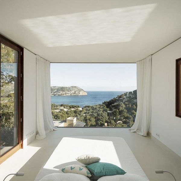 Casa de piedra en Mallorca dormitorio con vistas al mar