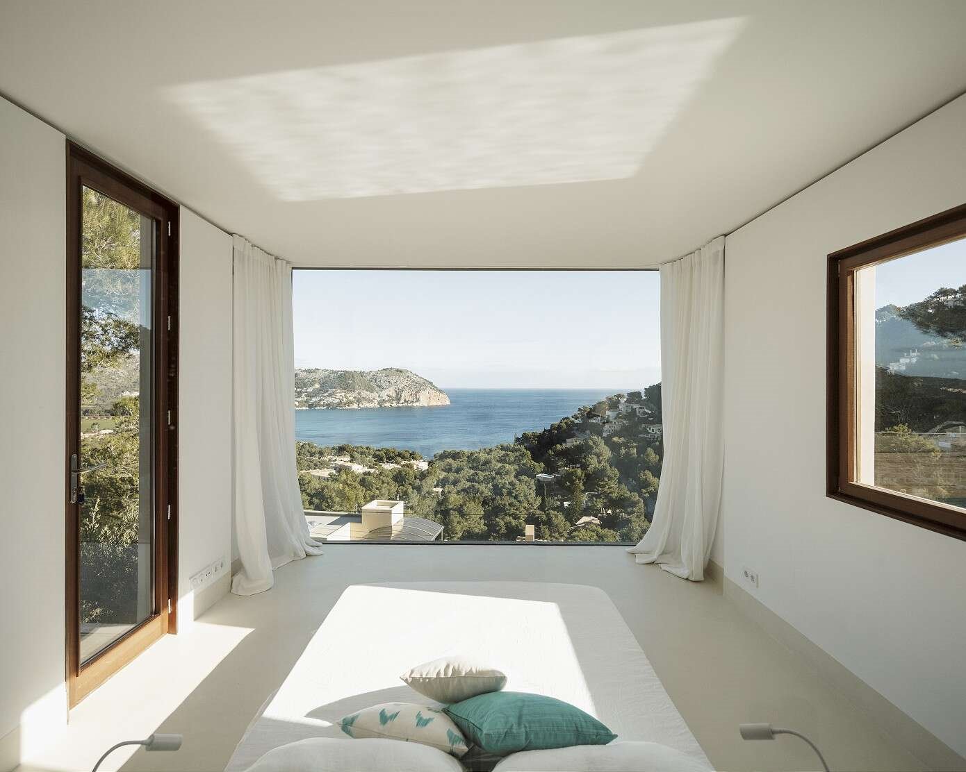 Casa de piedra en Mallorca dormitorio con vistas al mar