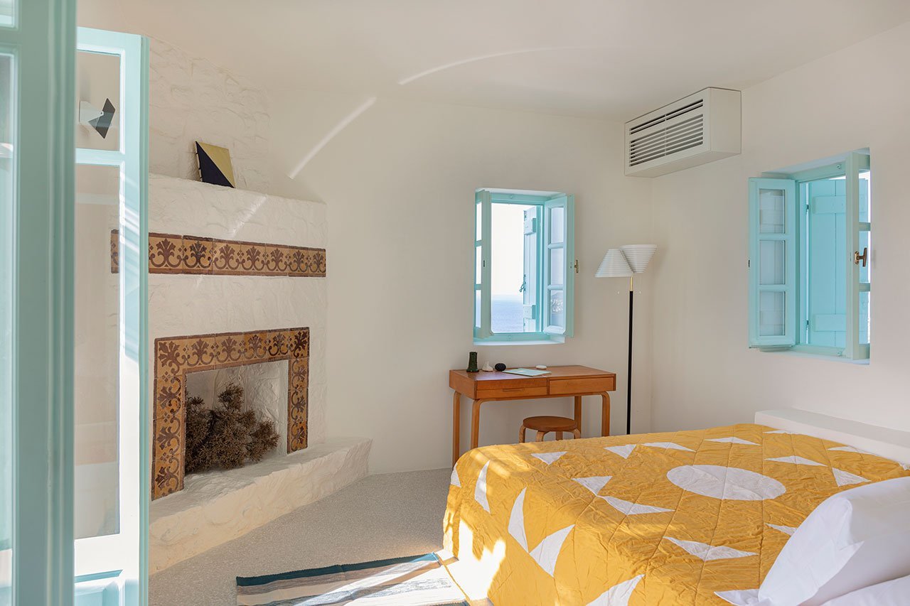 Casa de verano con fachada blanca en el mediterraneo en la isla de Mykonos dormitorio