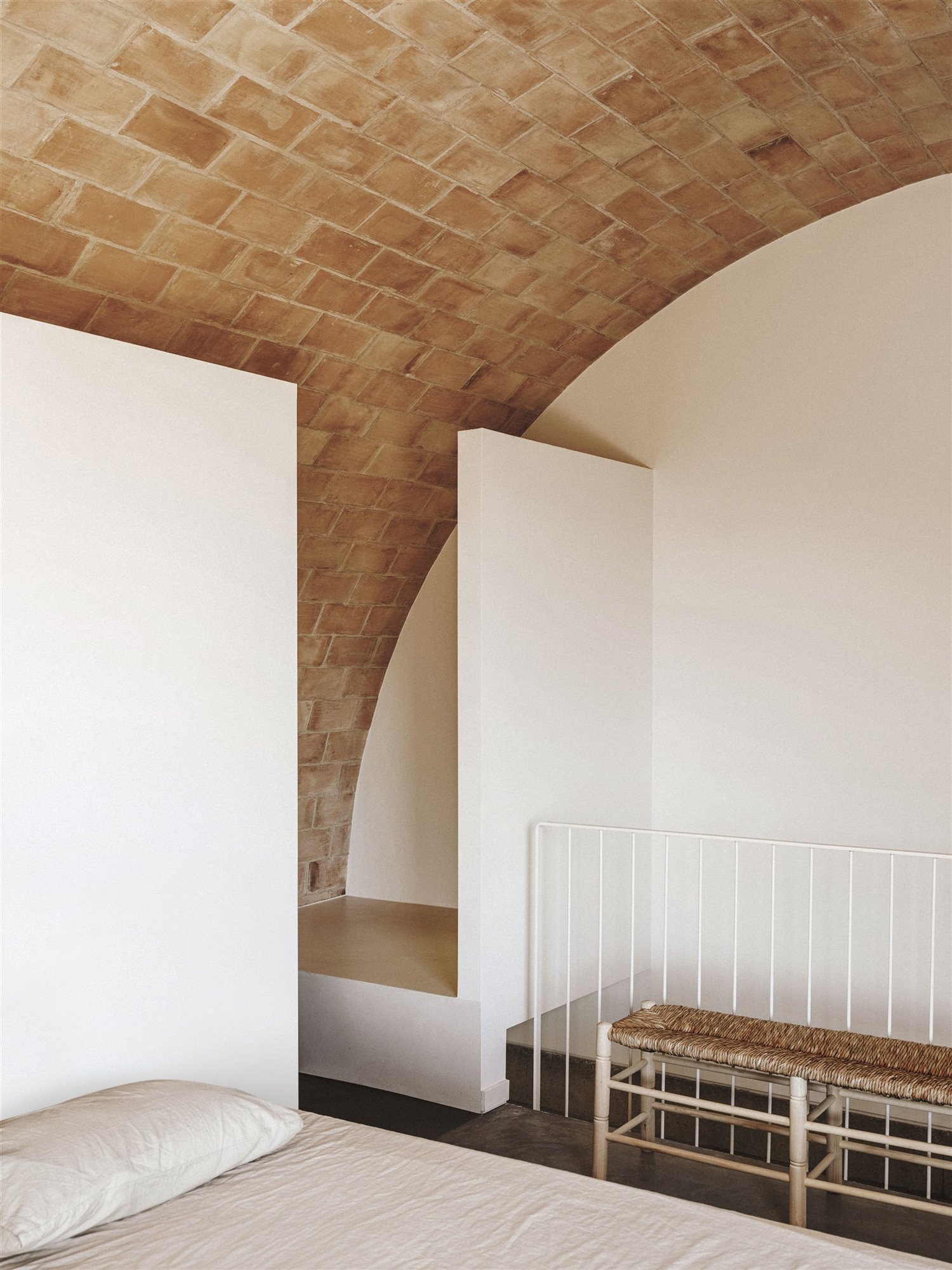 Casa moderna en el campo del estudio de arquitectura Mesura piso superior con paredes encaladas y techo con volta catalana de ladrillo