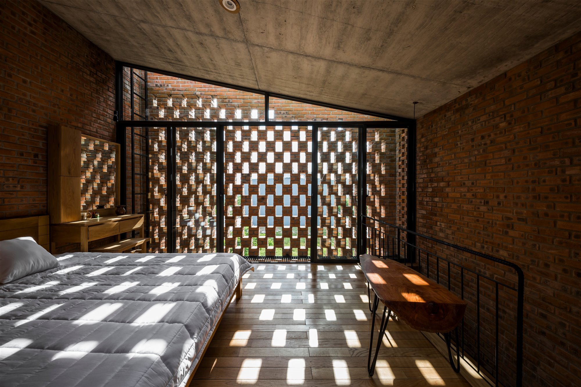 dormitorio casa de ladrillos con celosía y muebles de madera