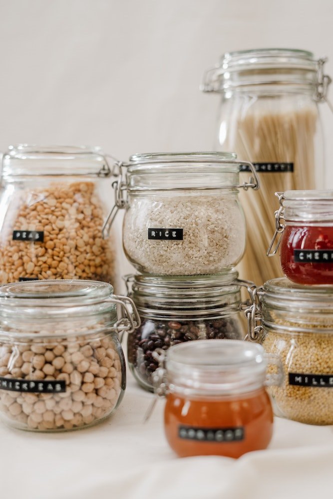 Tarros de cristal con garbanzos y legumbres