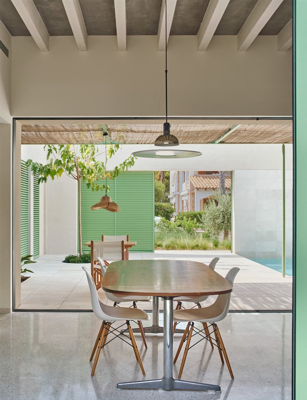 El patio de esta moderna casa en Mallorca es muy particular