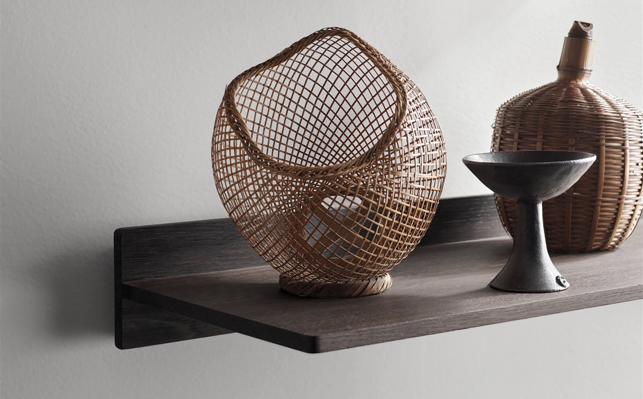 El estante Chimmey, de Vipp, presenta un aspecto flotante y ligero ya que no tiene ningún montaje visible. Realizado en roble oscuro, está disponible en 60 y 120 cm, y permite múltiples composiciones
