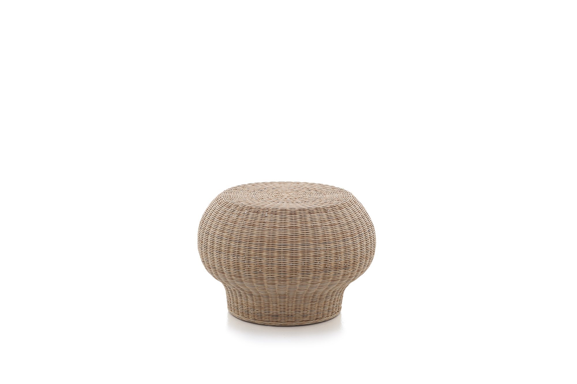 mesa de centro y taburete de mimbre
