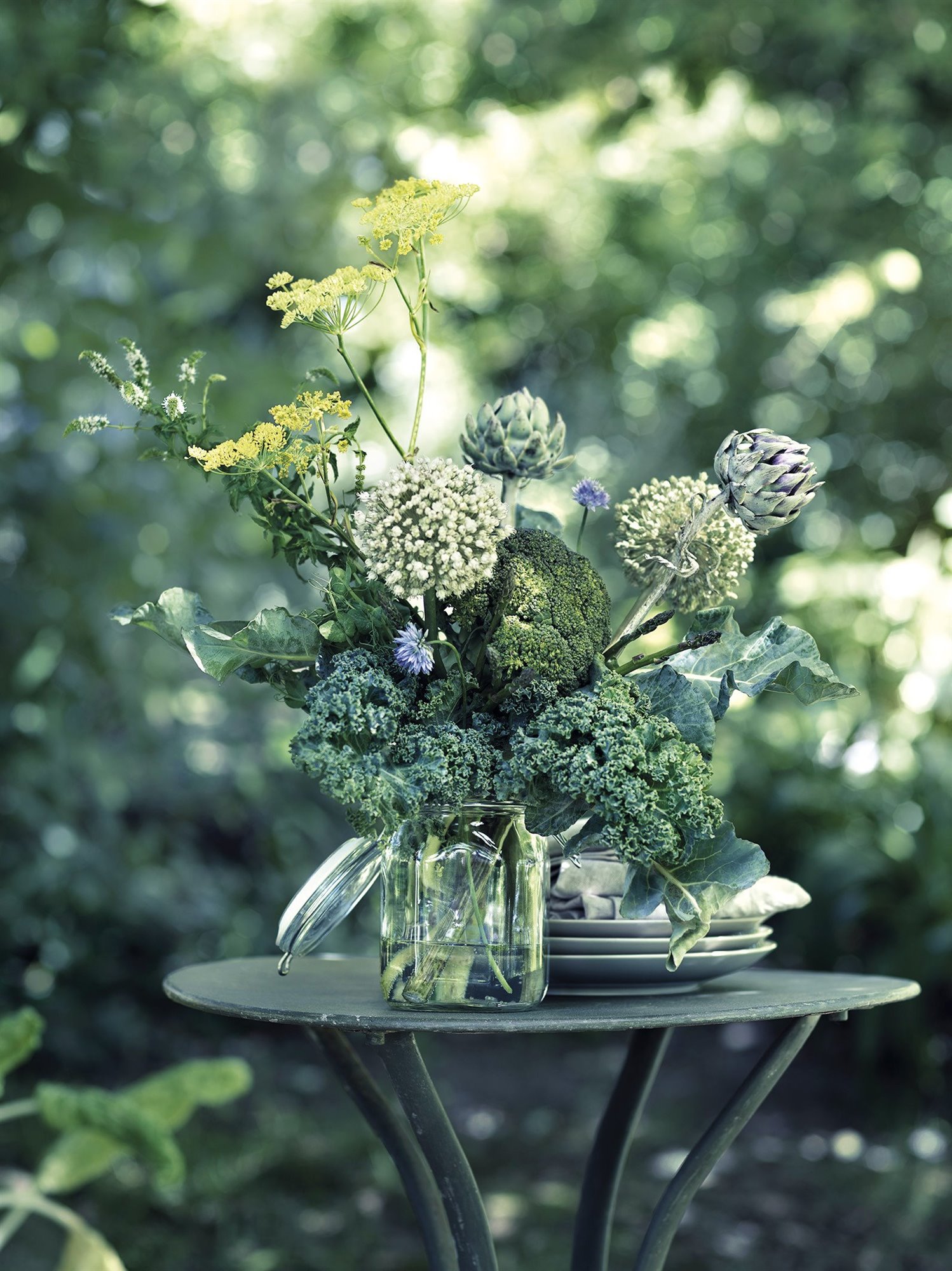 mesa de jardín con flores