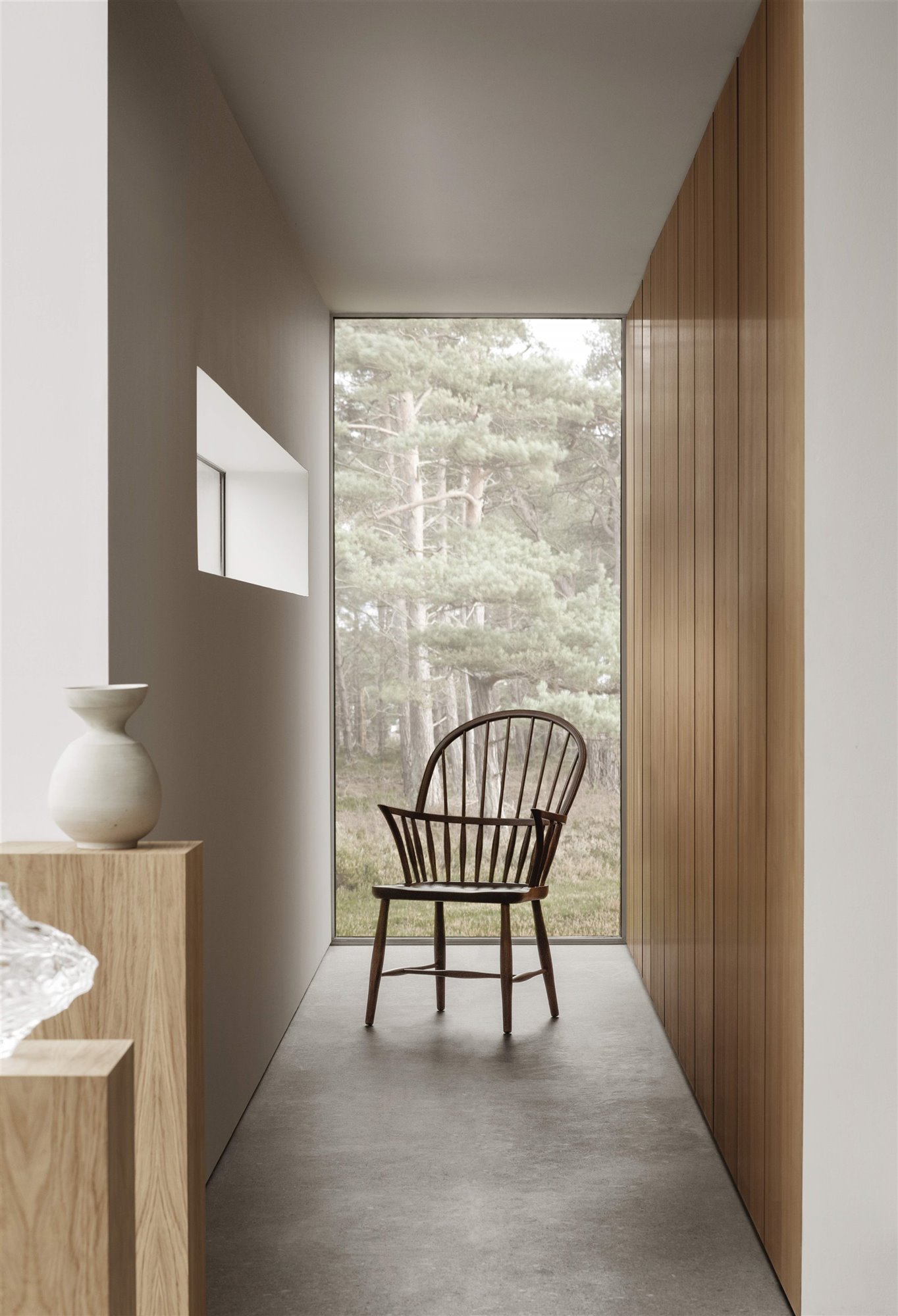 pasillo casa nordica con silla de madera y ventana 