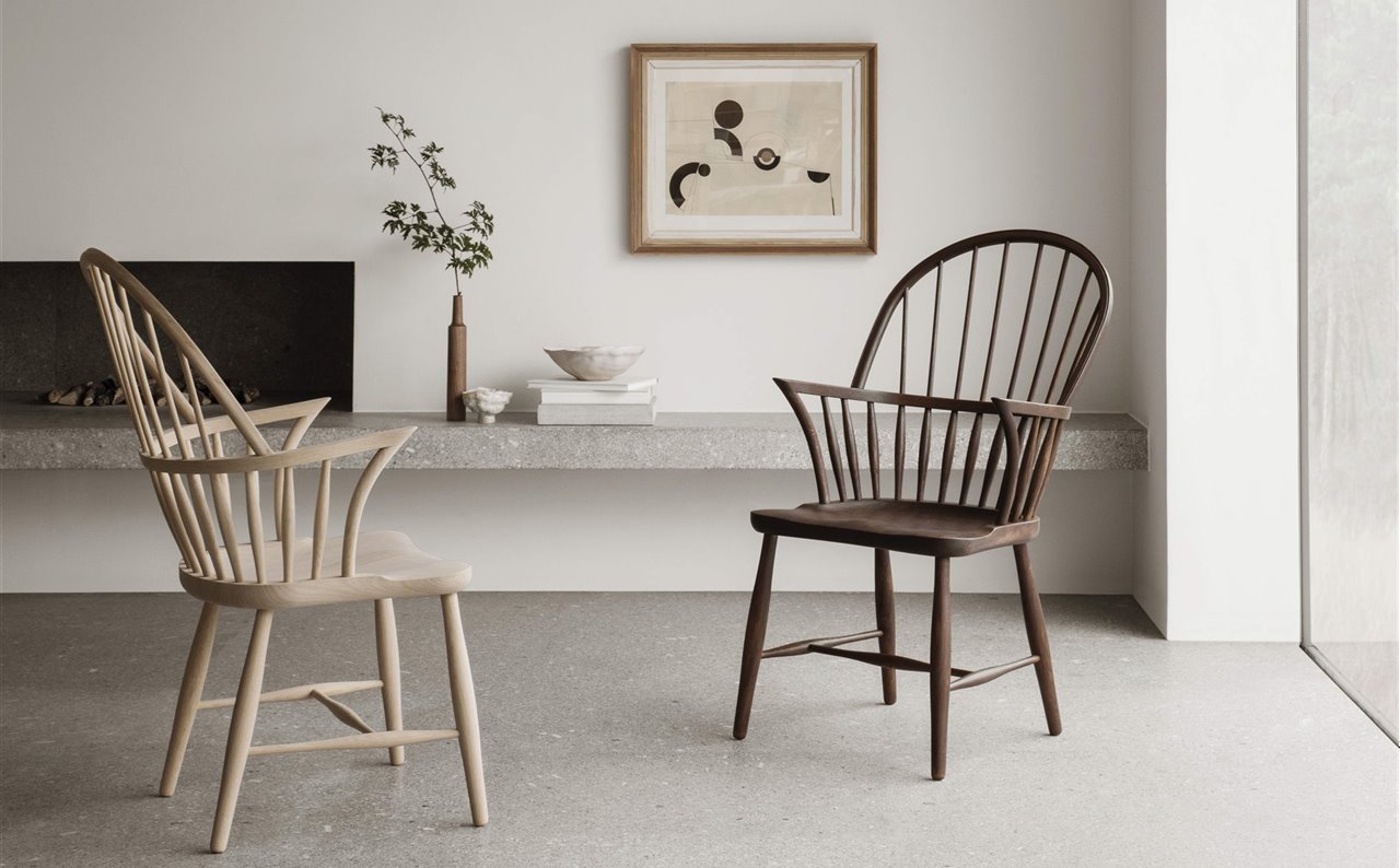 En su nueva vida, la silla FH38 Windsor Chair se ofrece en tres acabados en madera de roble: jabón, aceite y aceite ahumado