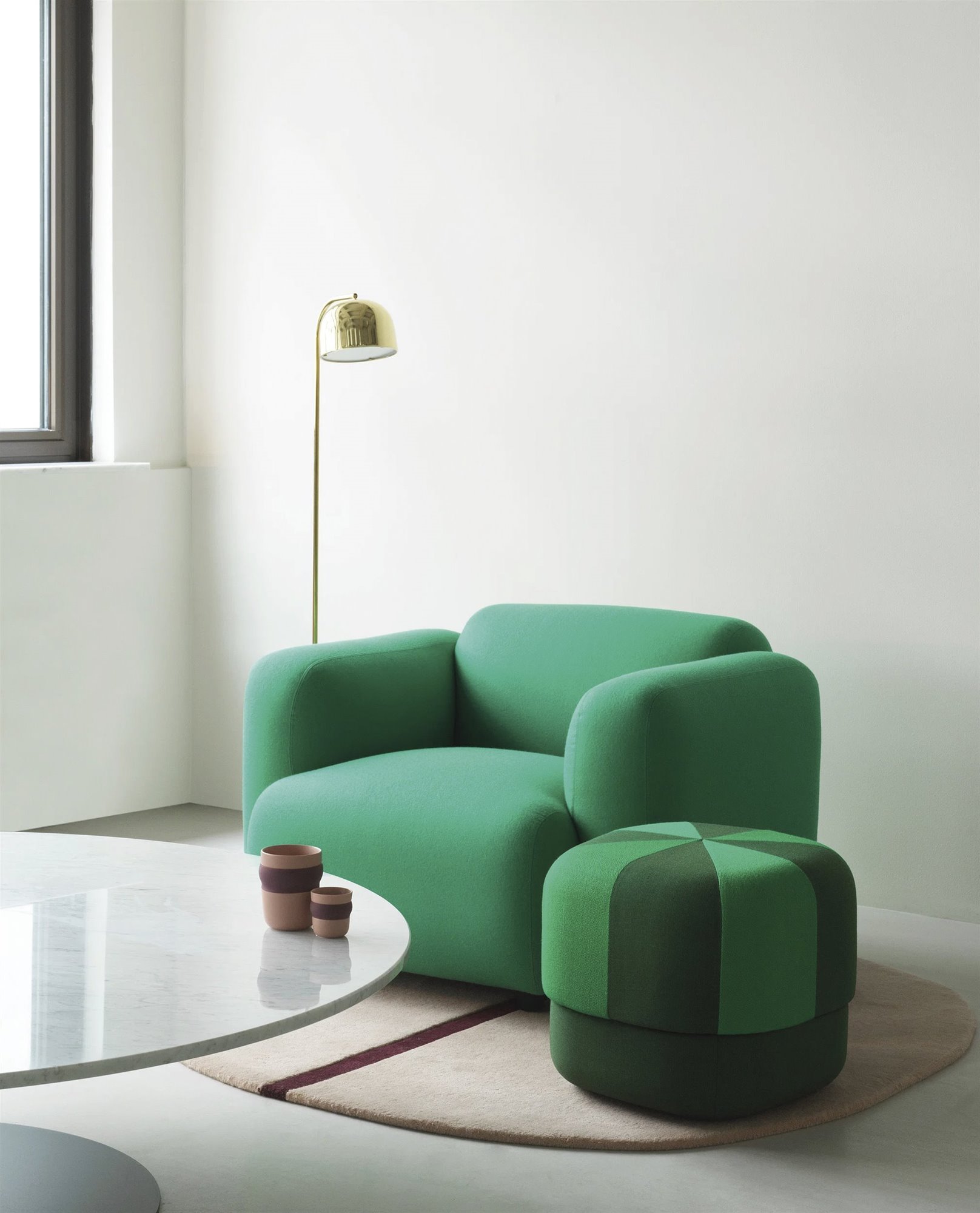 sillón redondo y reposapiés verde
