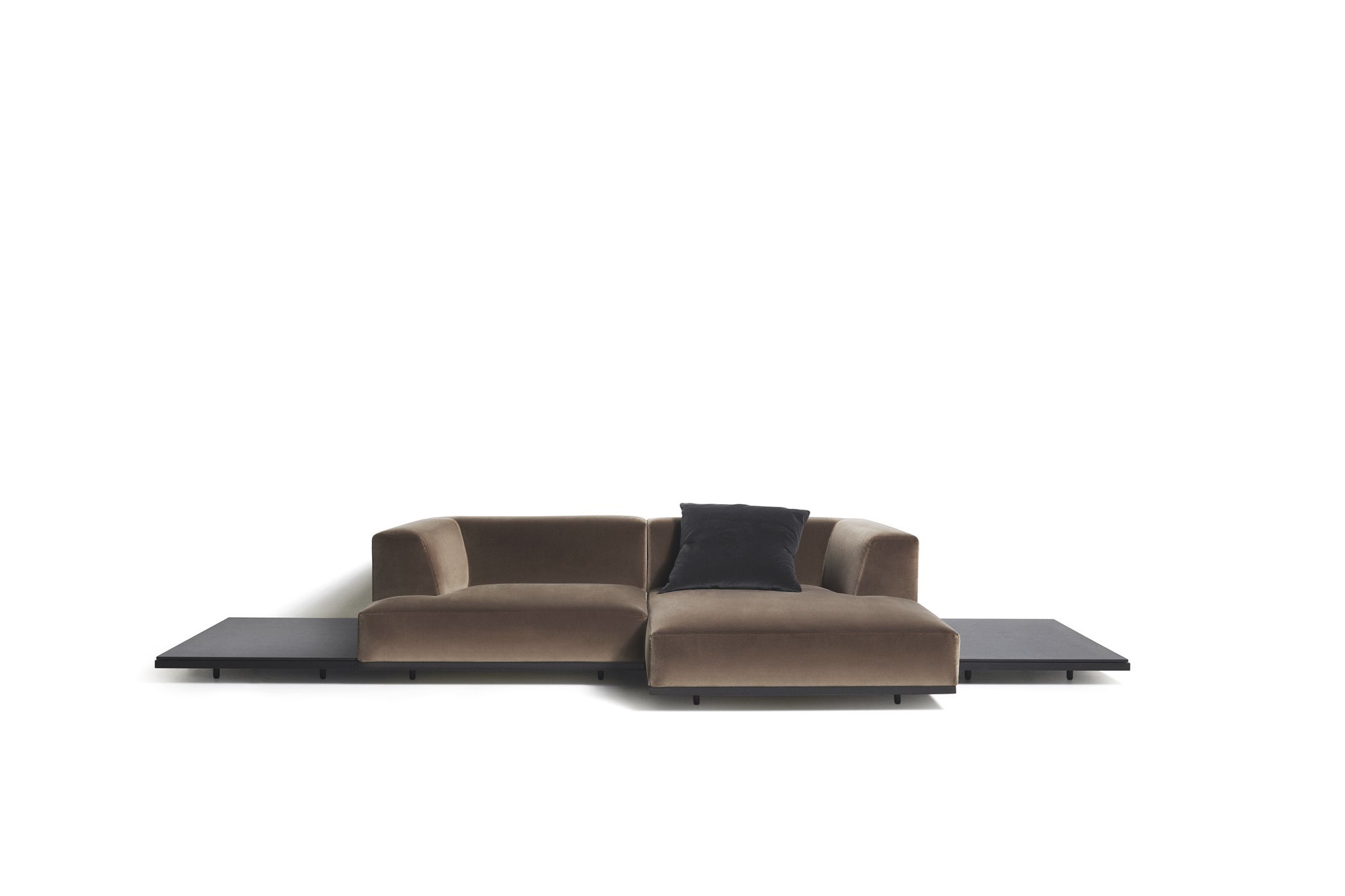 sofá de terciopelo marrón con estructura mesa de café de madera incorporada
