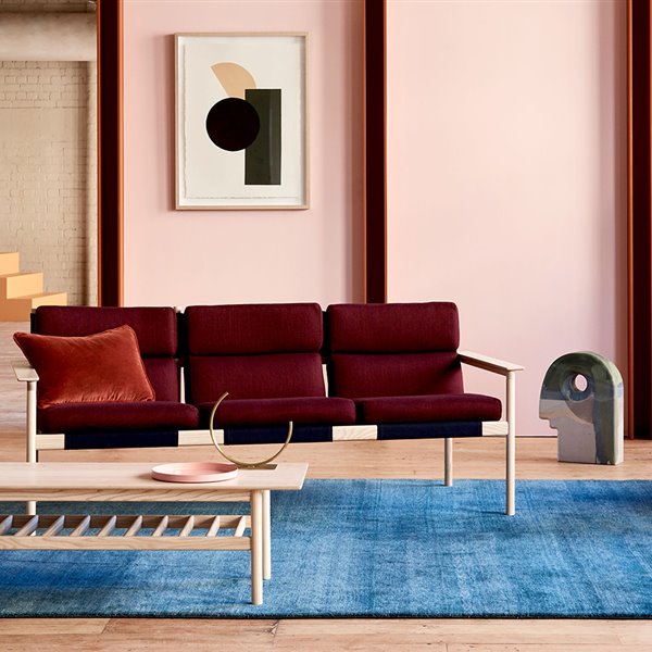 tendencias decorativas 2019 TheDesignFiles-OpenHouse salon sofa alfombra pared pintada
