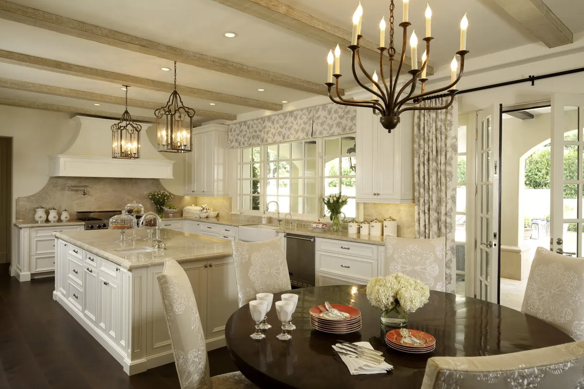 casa hollywood estilo mediterráneo italiano cocina crema romántica con mesa redonda de madera