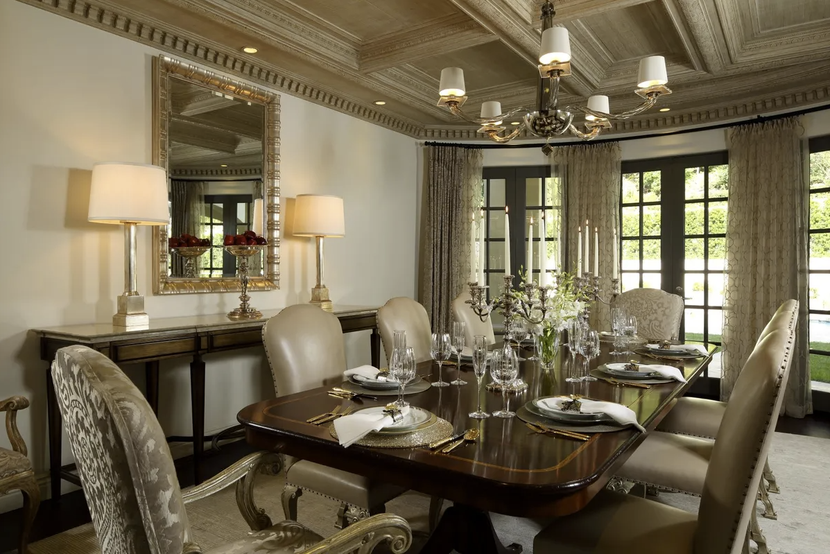casa hollywood estilo mediterráneo italiano comedor crema y dorado romántico 