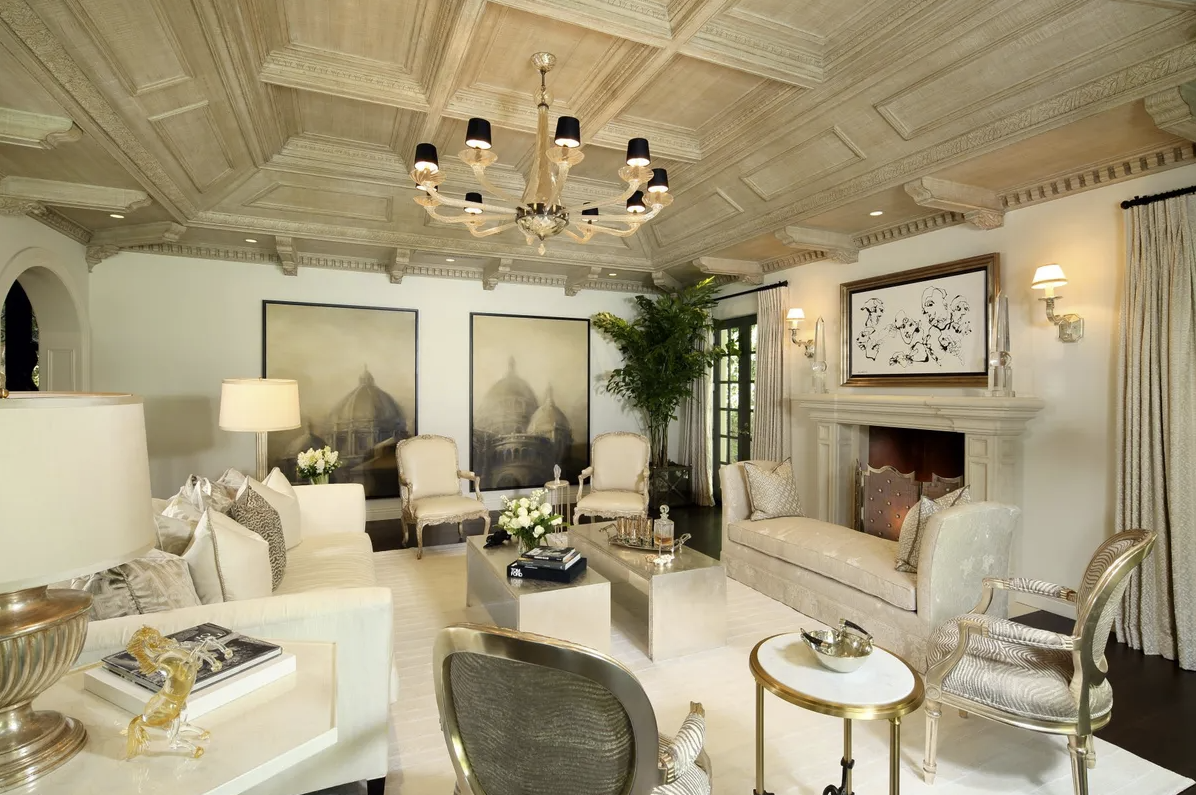 casa hollywood estilo mediterráneo italiano salón crema y dorado romántico 