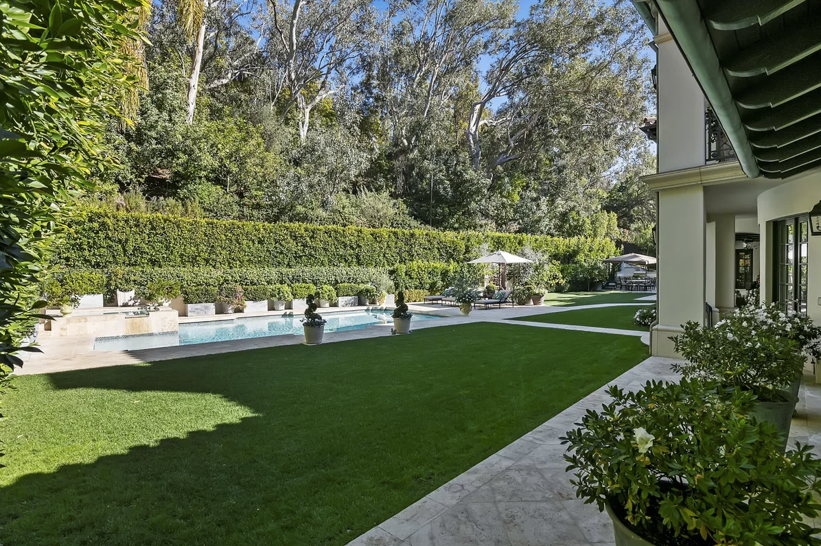 jardín con piscina en hollywood