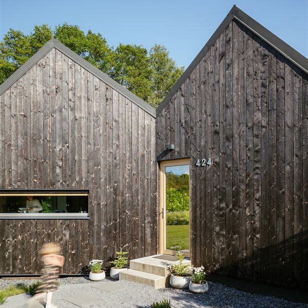 Dos cabañas de madera que convergen para albergar a una familia al completo