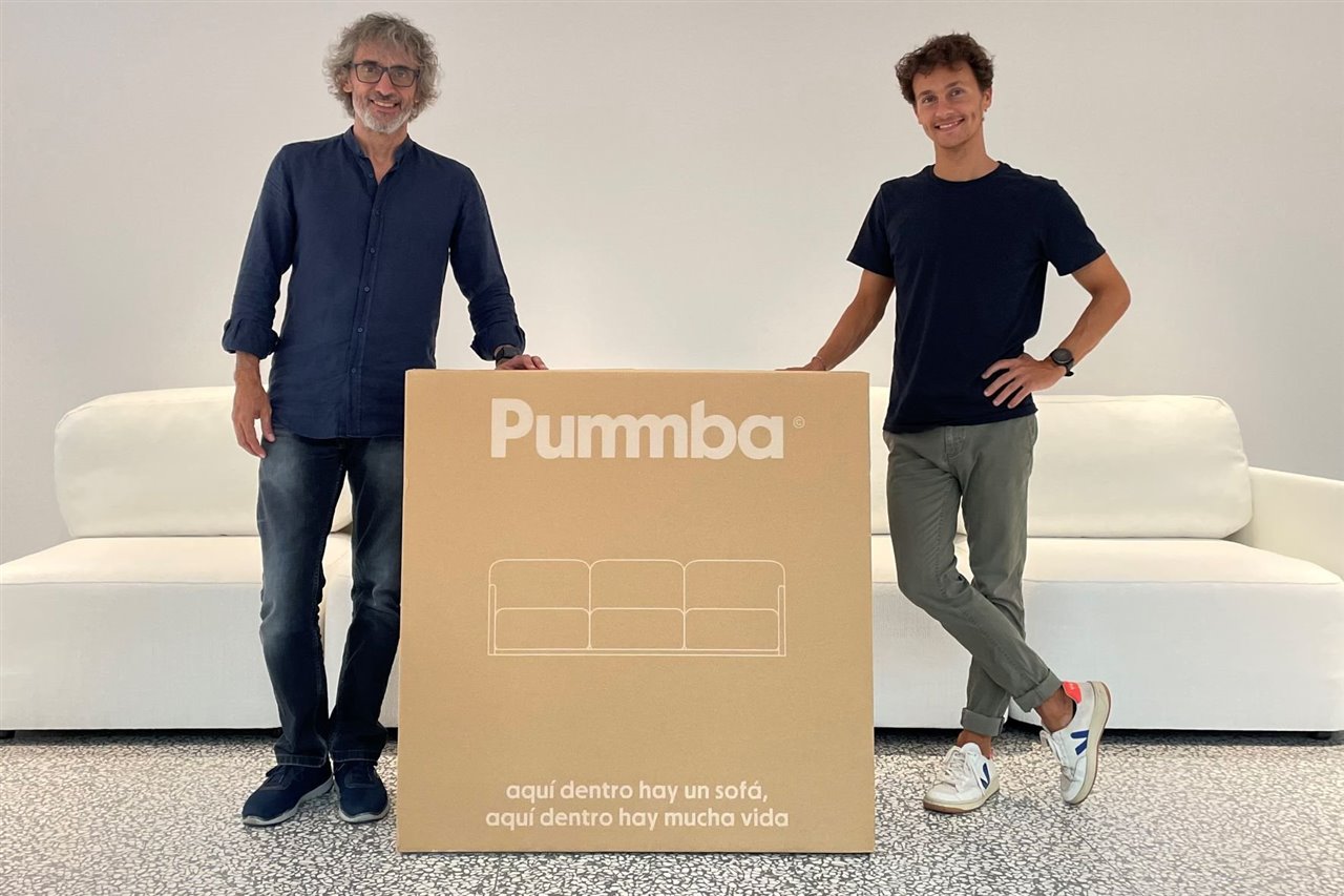 Los fundadores de la marca y el sofá en su caja.