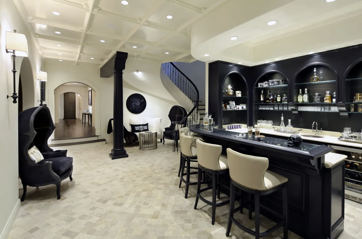 sala con barra de bar blanco y negro