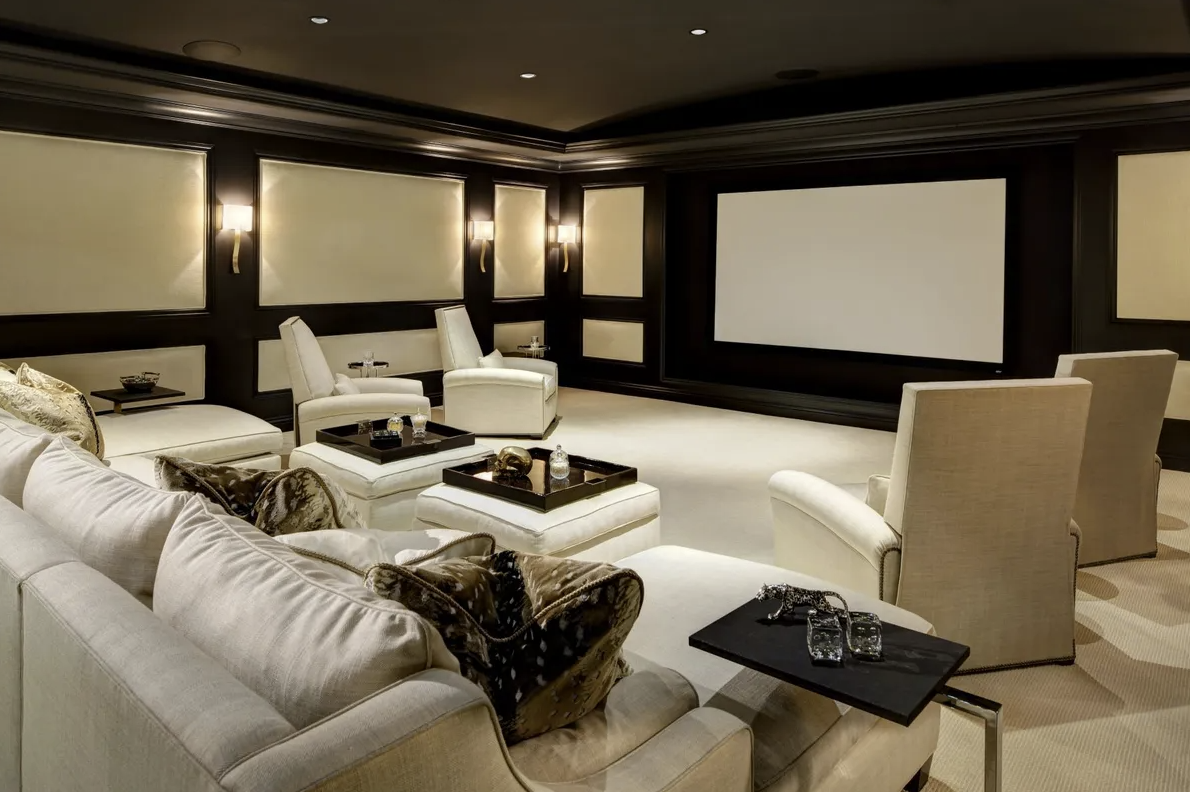 sala de cine en casa con sofá blanco y pantalla